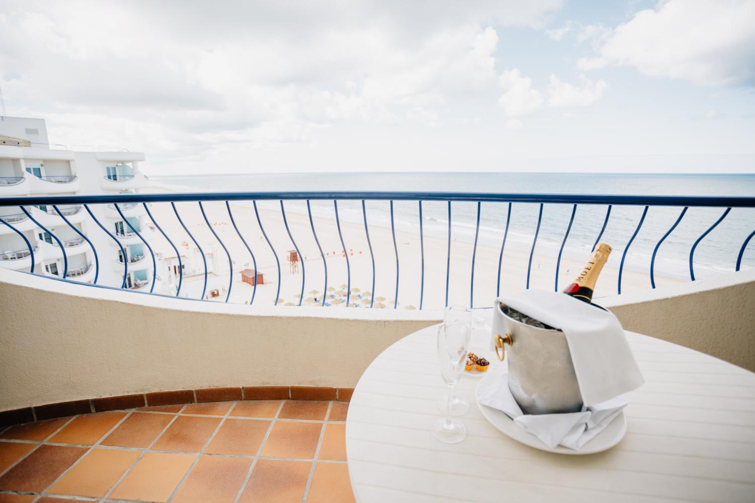 Double or Twin Room with Front Sea View - Photo 4