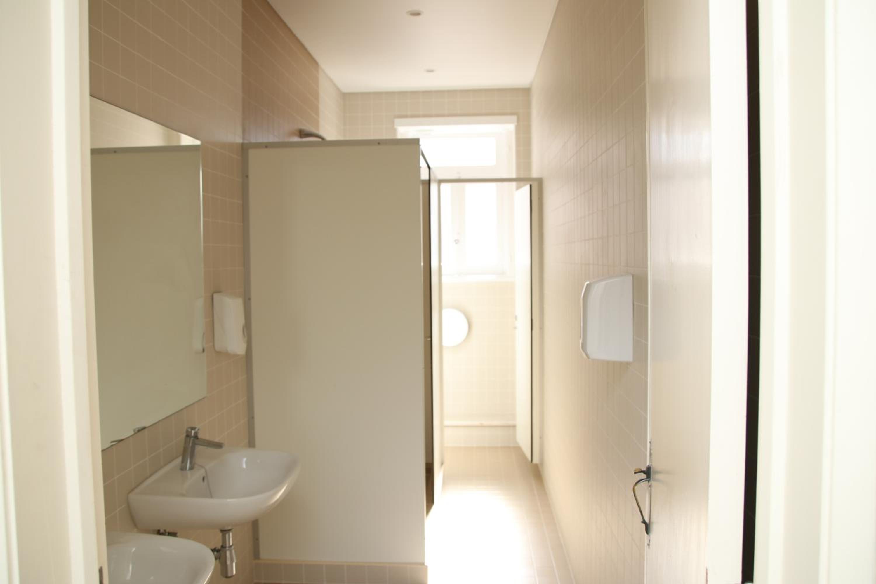 Bed in 5-Bed Mixed Dormitory Room with Shared Bathroom photo 3