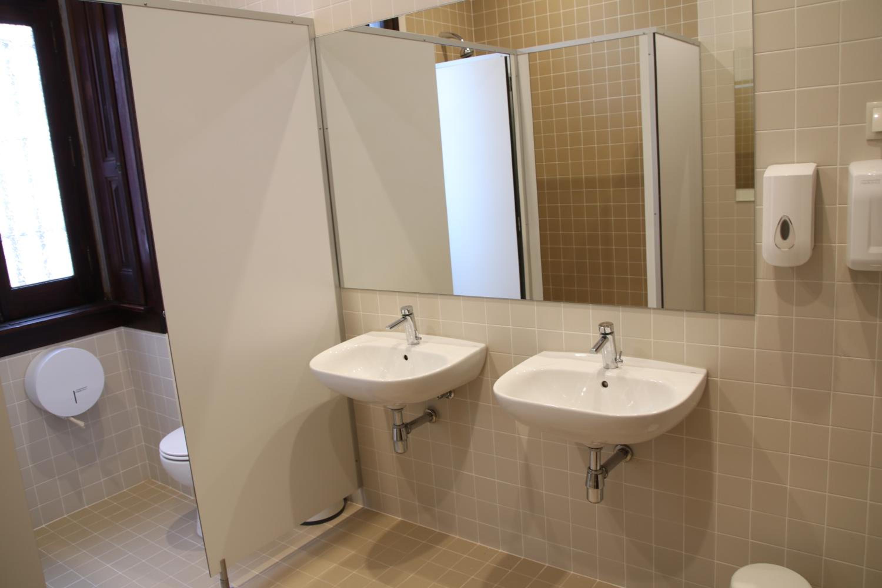 Bed in 5-Bed Mixed Dormitory Room with Shared Bathroom photo 2