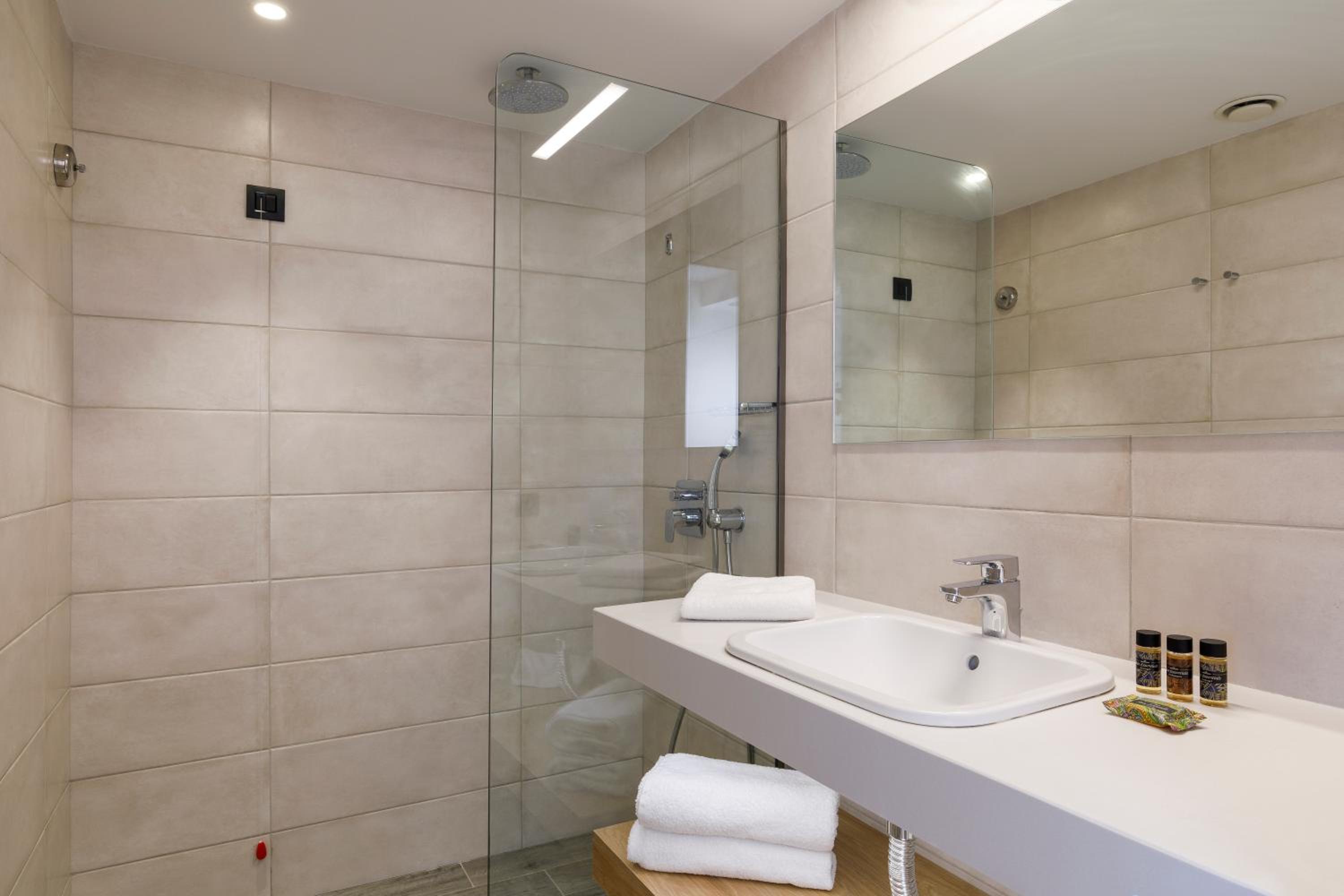 Superior Double or Twin Room with Sea View - Photo 3