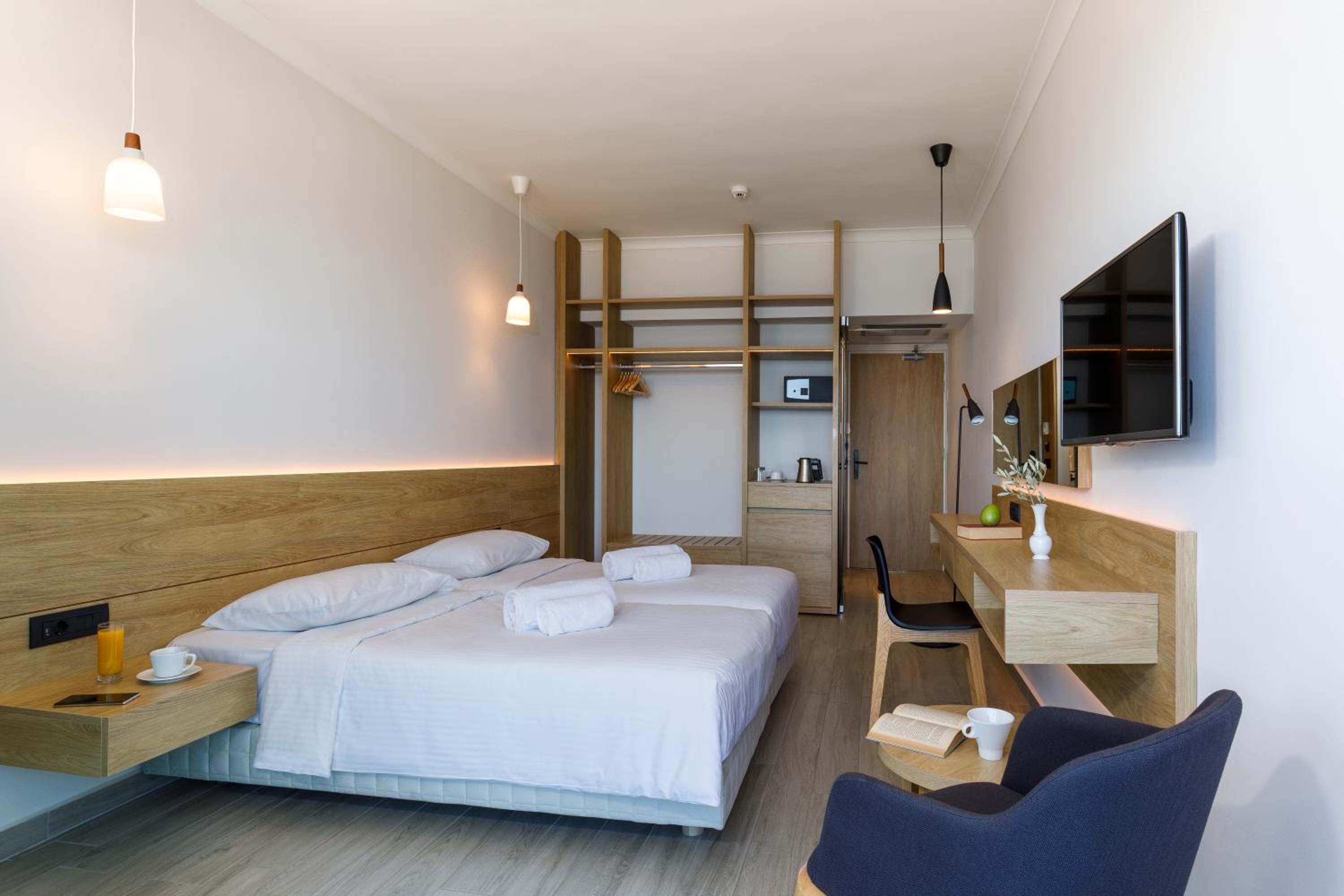 Superior Double or Twin Room with Partial Sea View