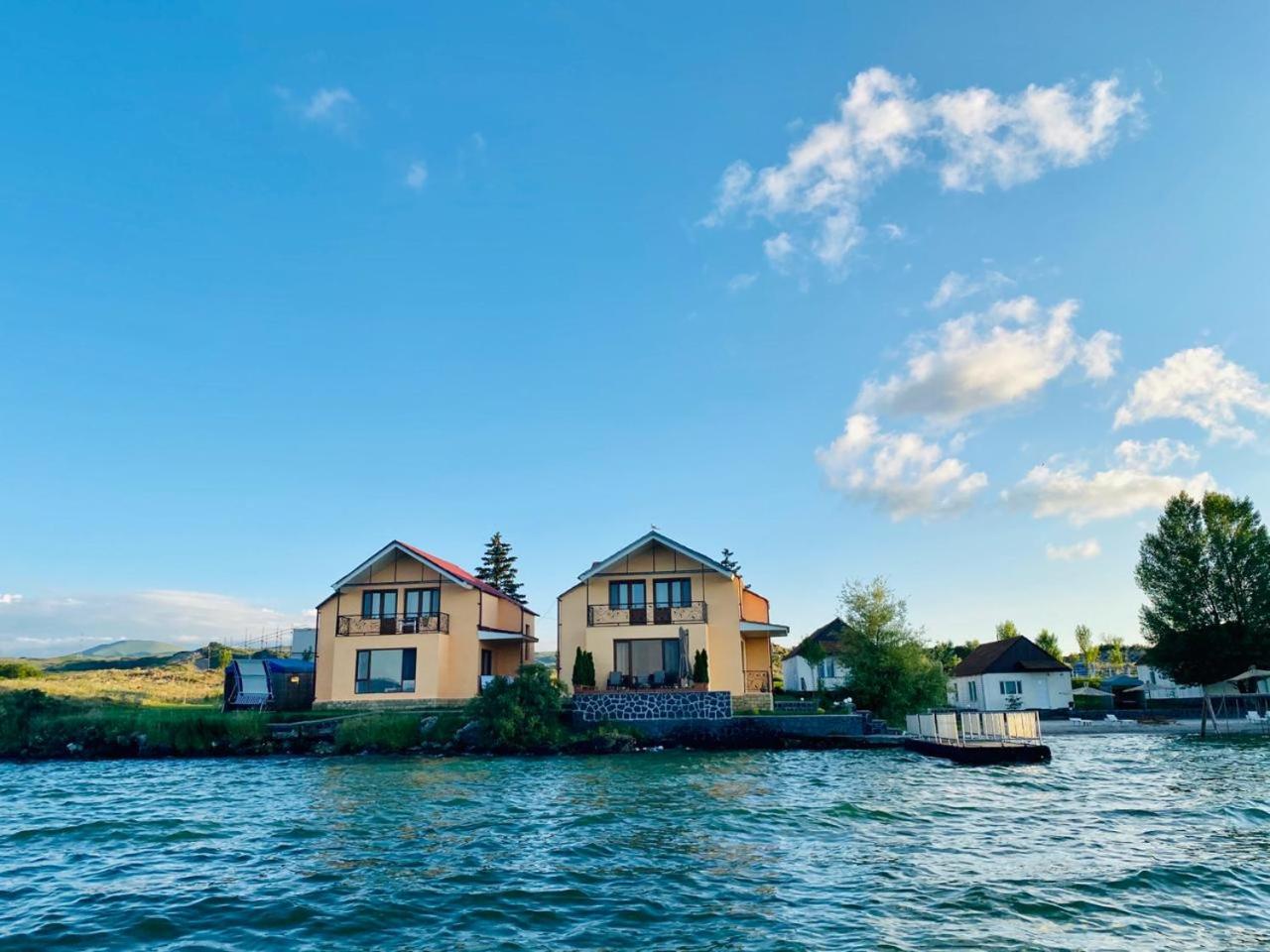 Apartment with Lake View