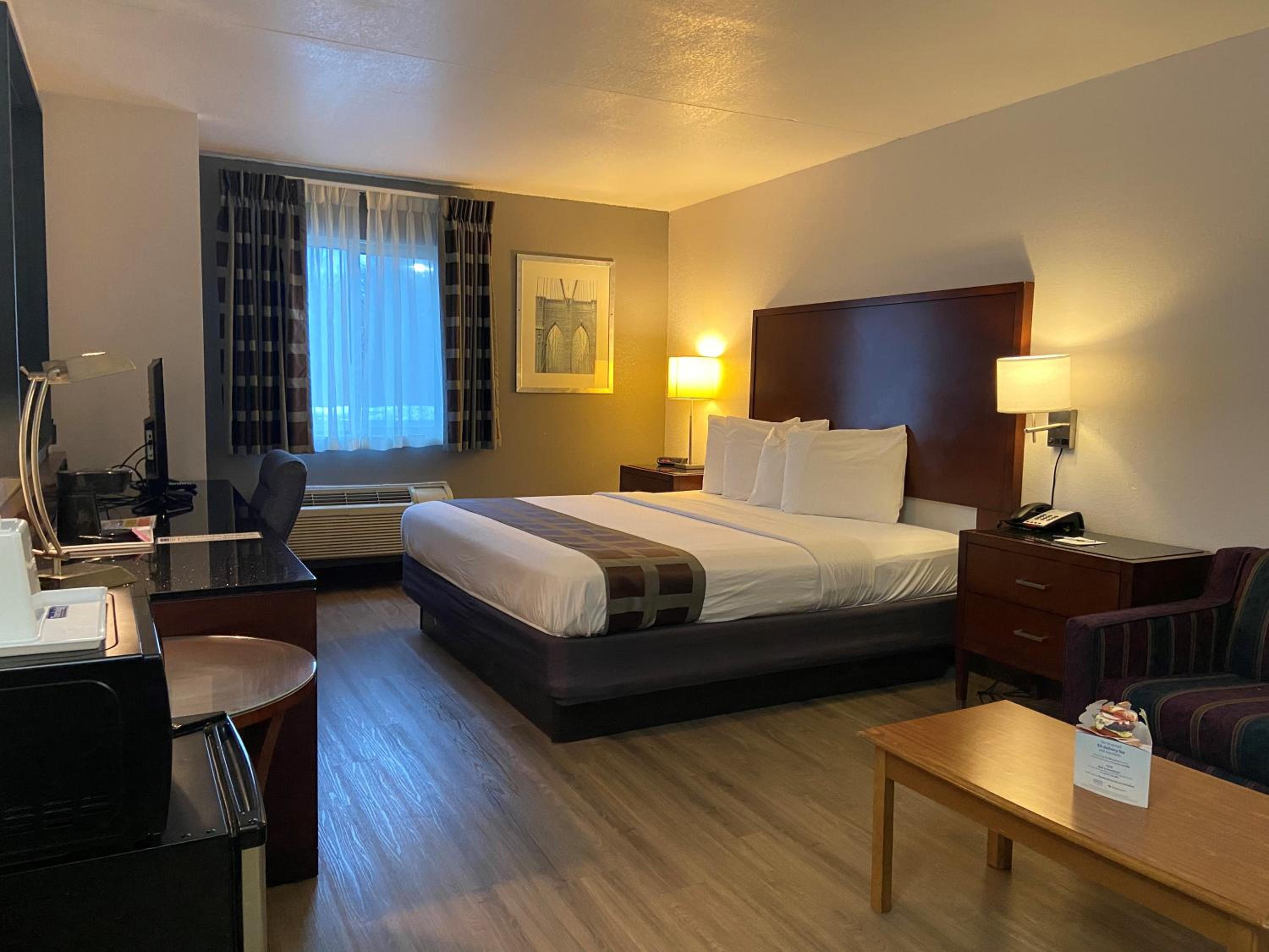 Deluxe King Room - Non-Smoking - Photo 1