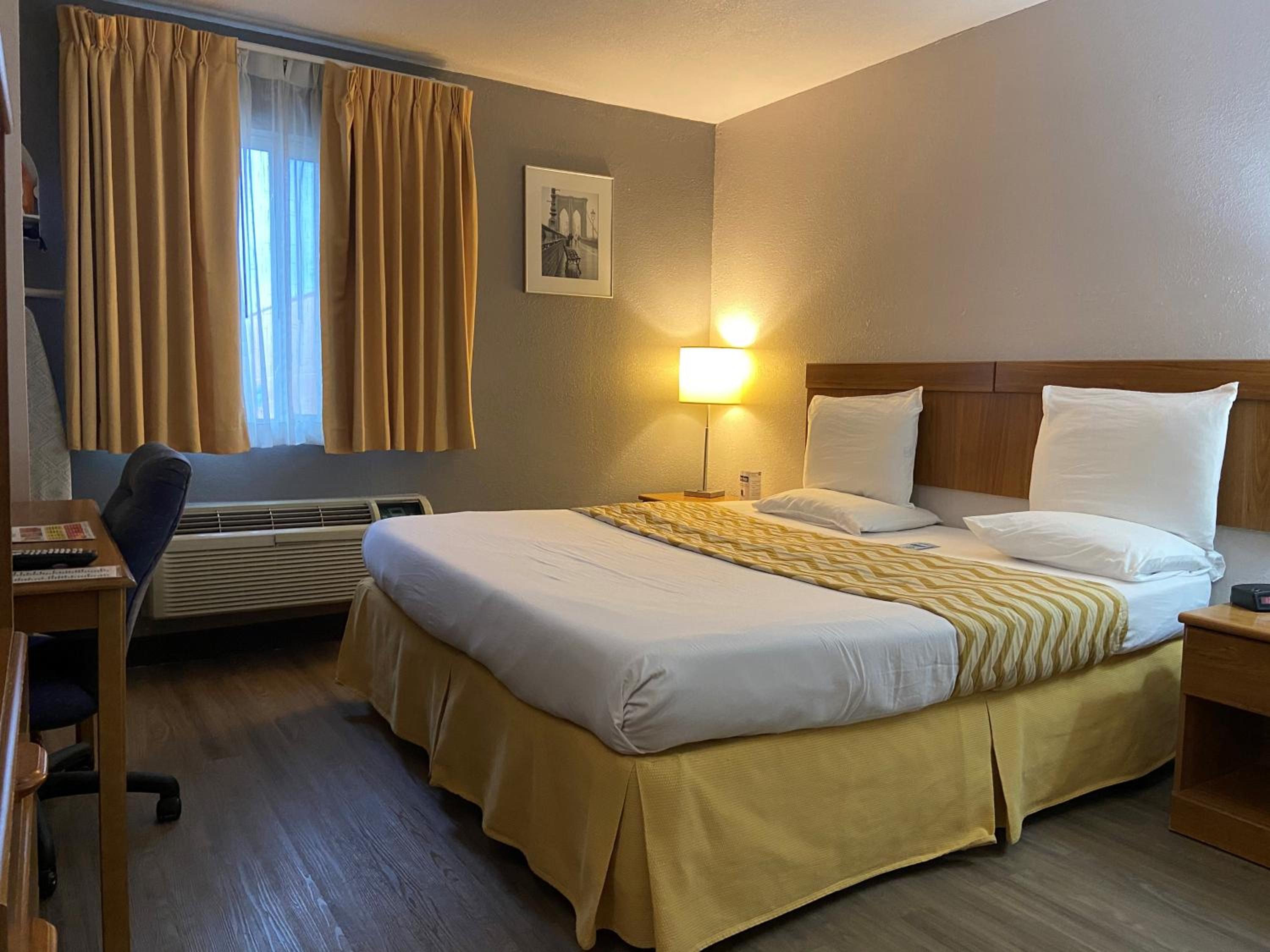 King Room - Non-Smoking - Photo 1