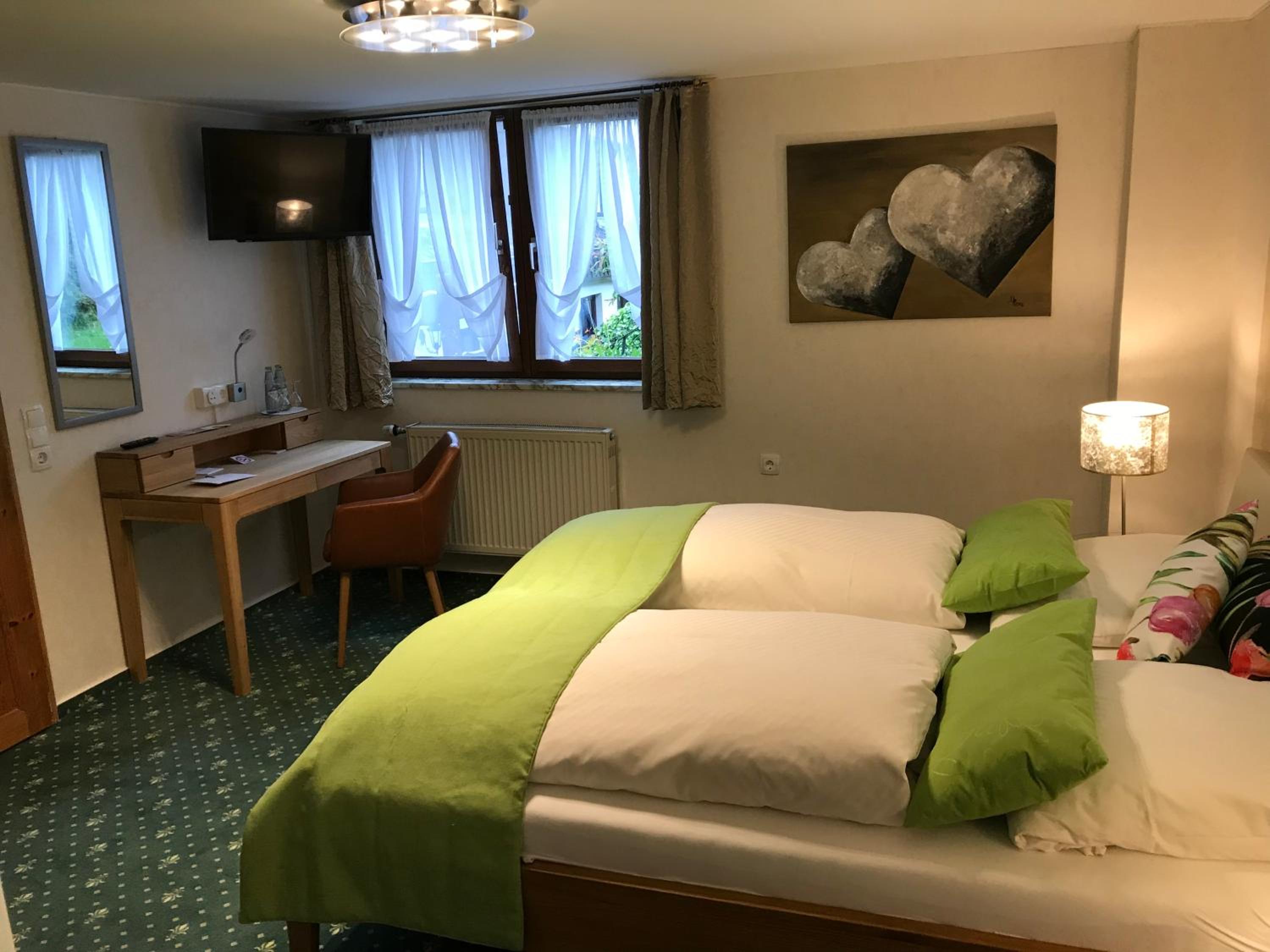 Deluxe Double Room with Shower - Photo 8