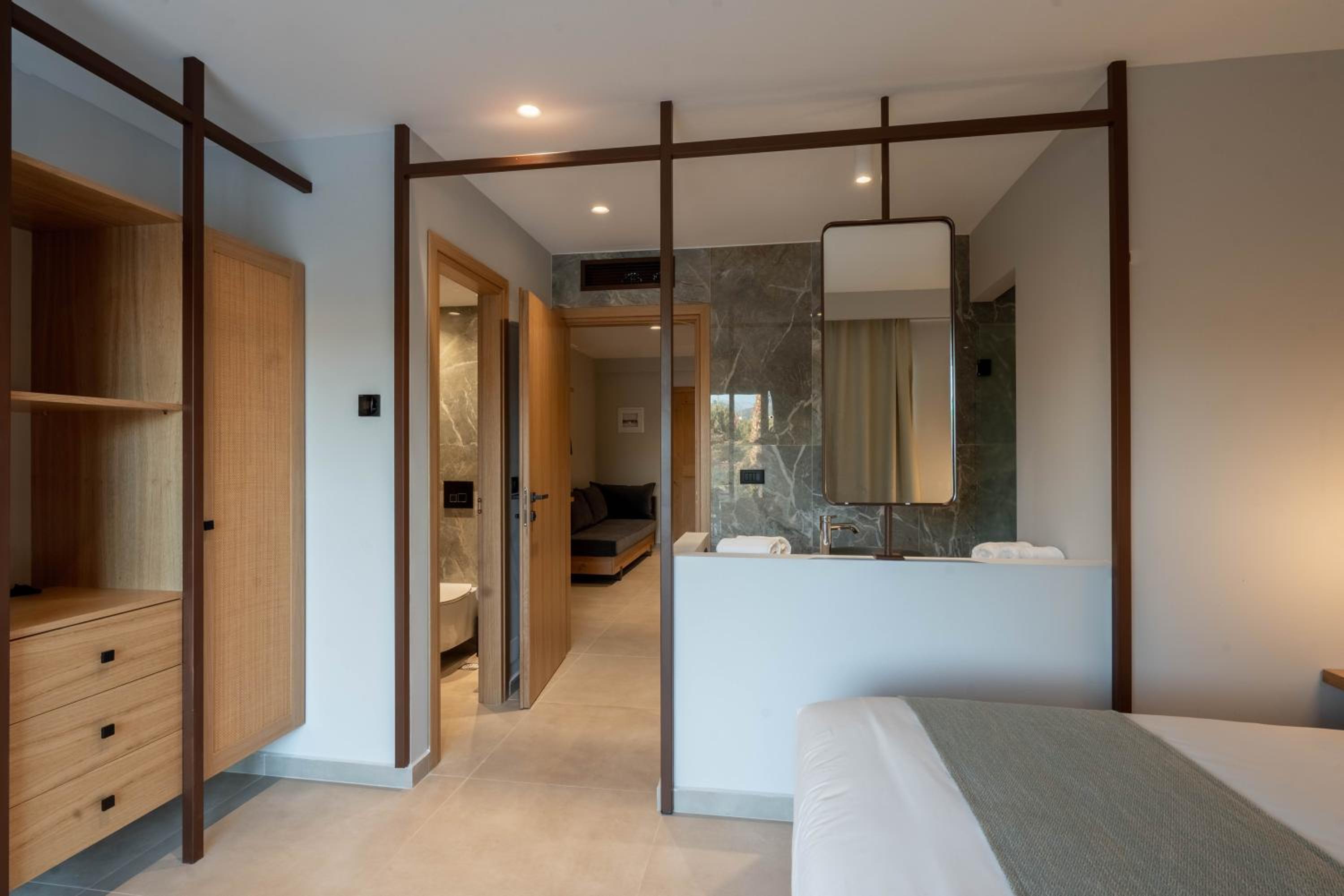 Family Suite with Direct Access to Sharing Pool photo 3