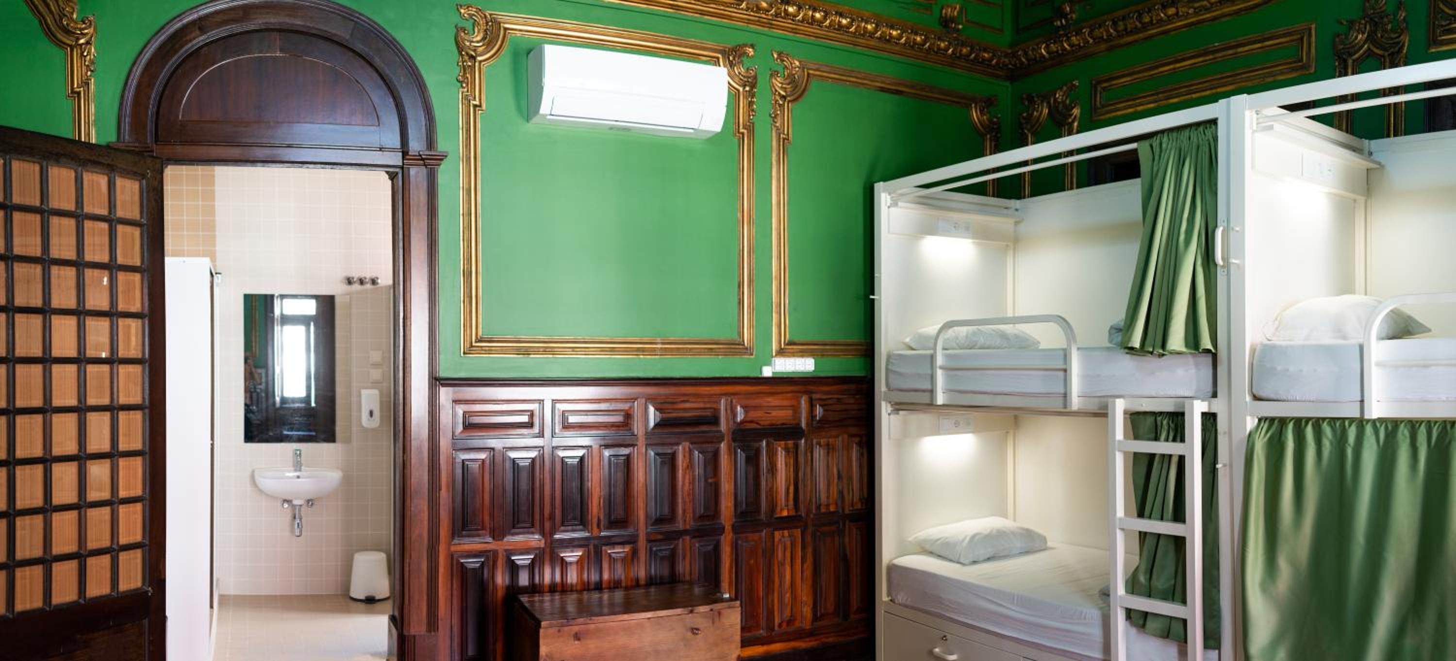 Bed in 8-Bed Female Dormitory Room Ensuite  photo 1