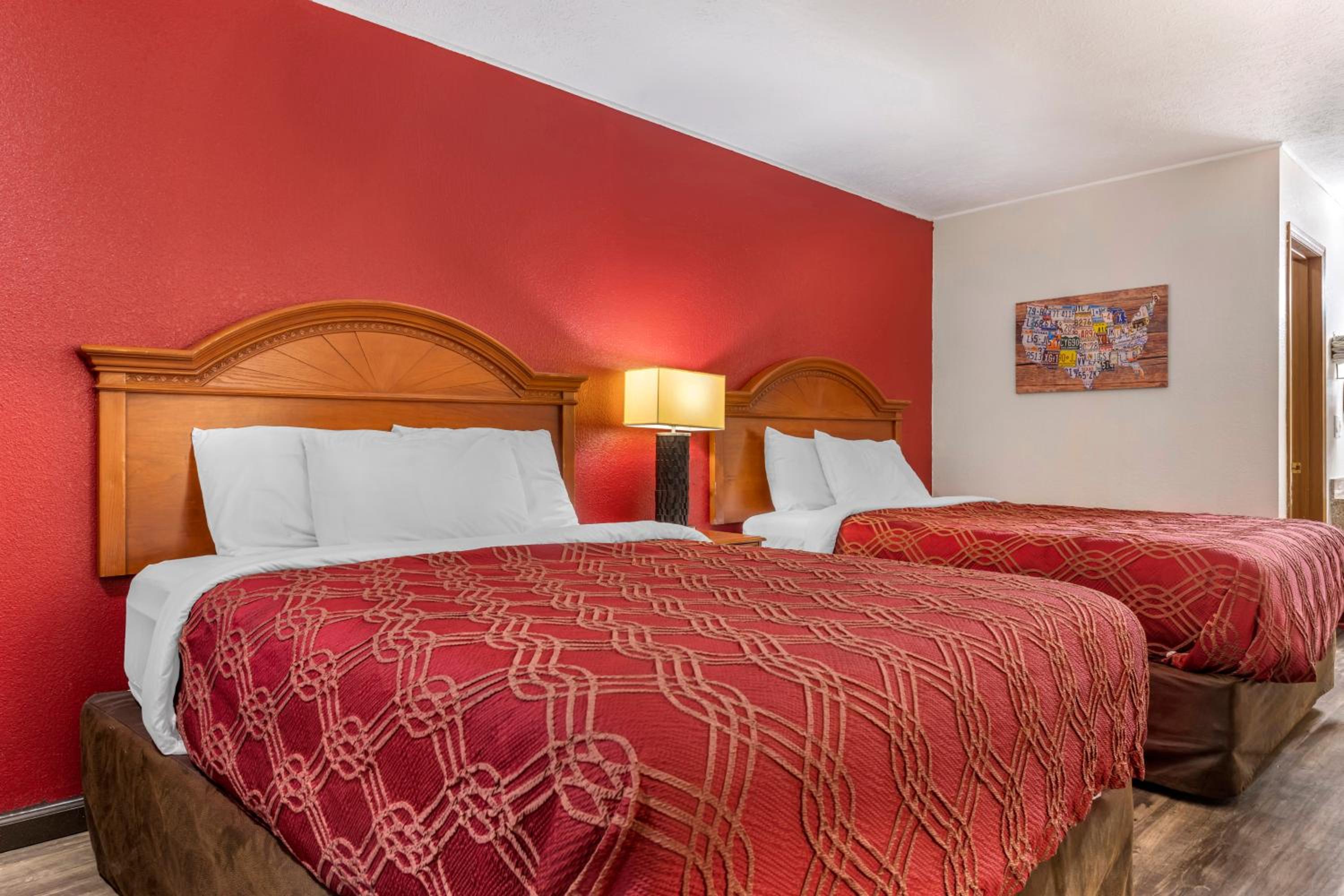Queen Room with Two Queen Beds - Non-Smoking - Photo 1