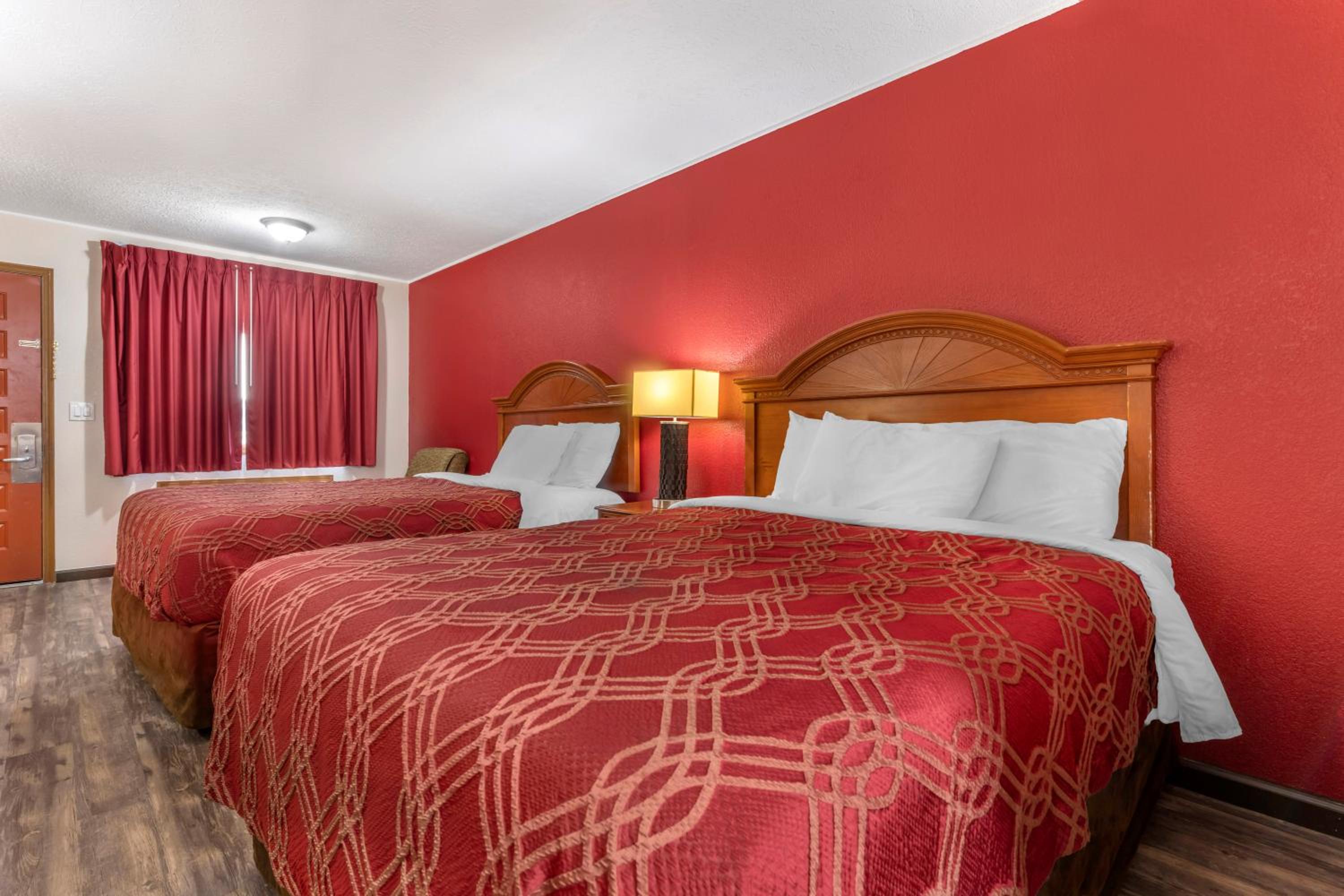 Queen Room with Two Queen Beds - Non-Smoking - Photo 5