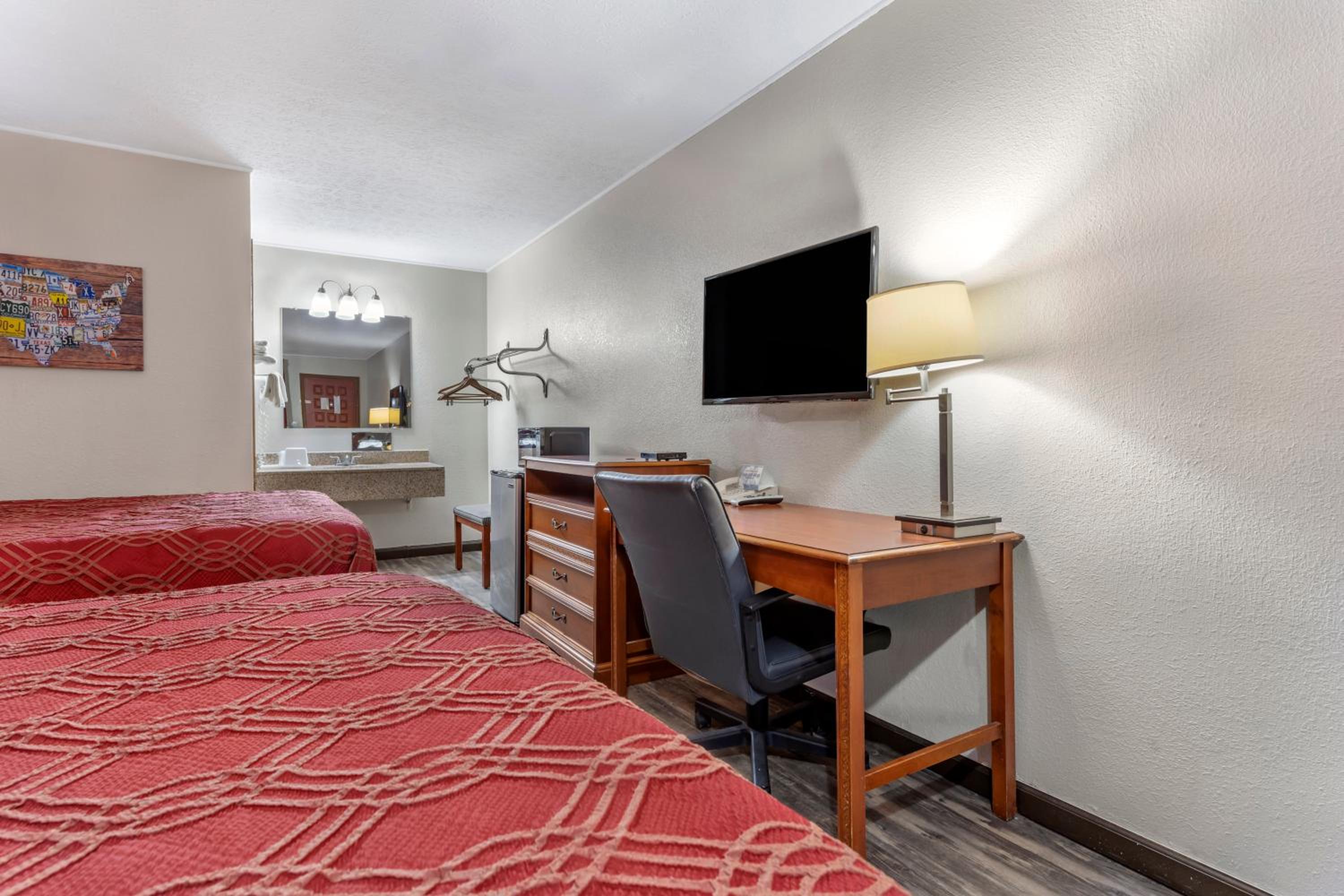 Queen Room with Two Queen Beds - Non-Smoking - Photo 3