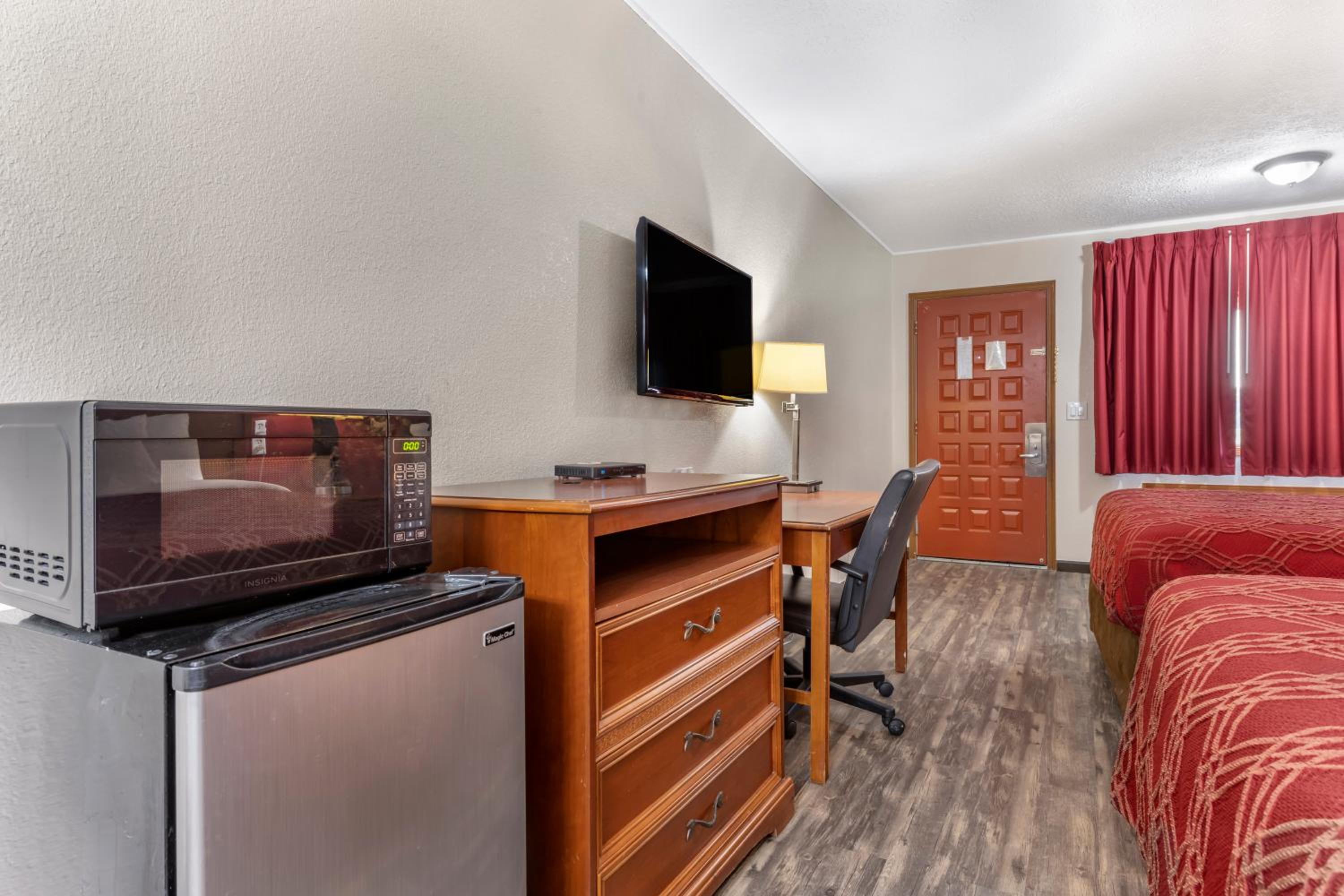 Queen Room with Two Queen Beds - Non-Smoking - Photo 4
