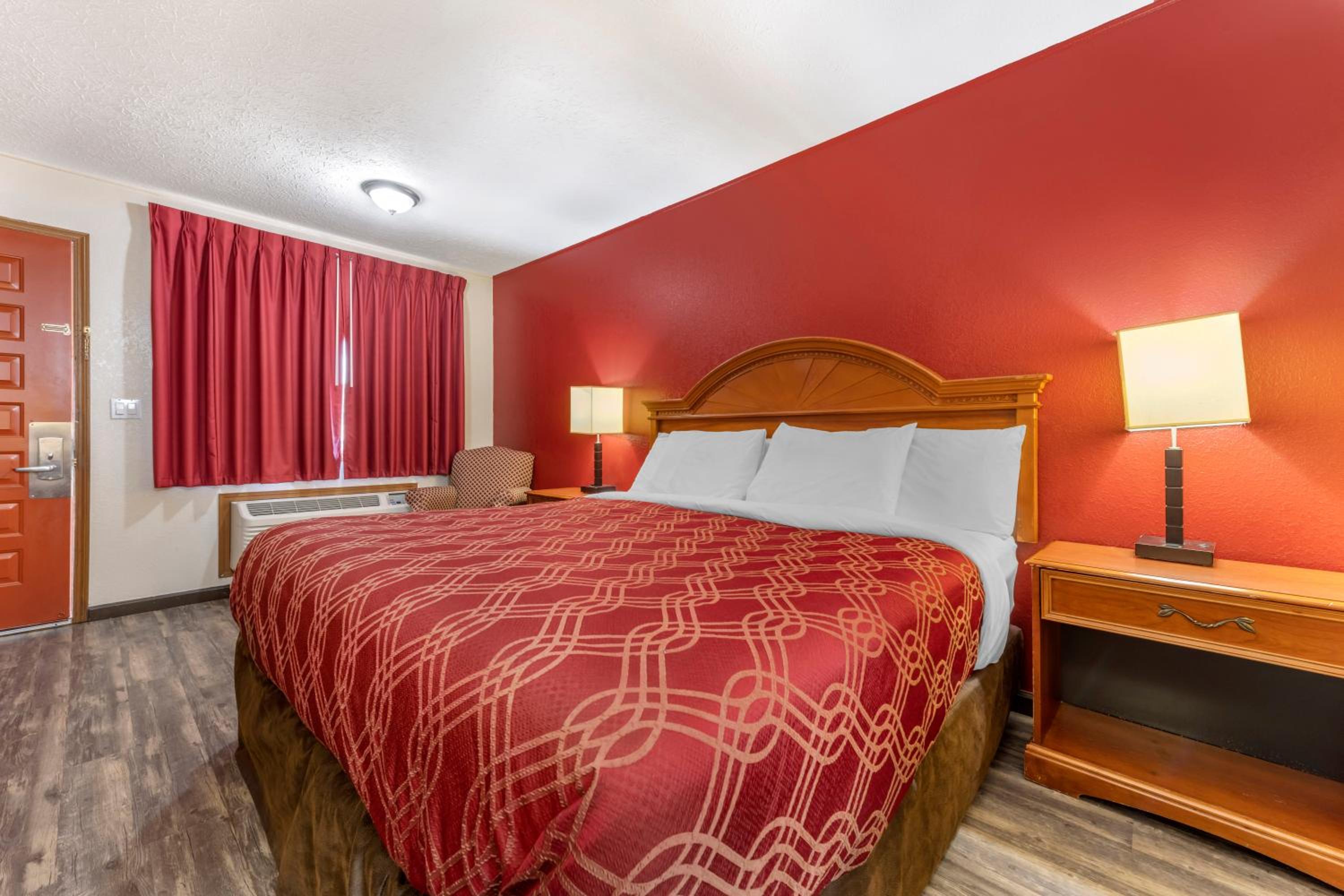 King Room - Non-Smoking - Photo 2