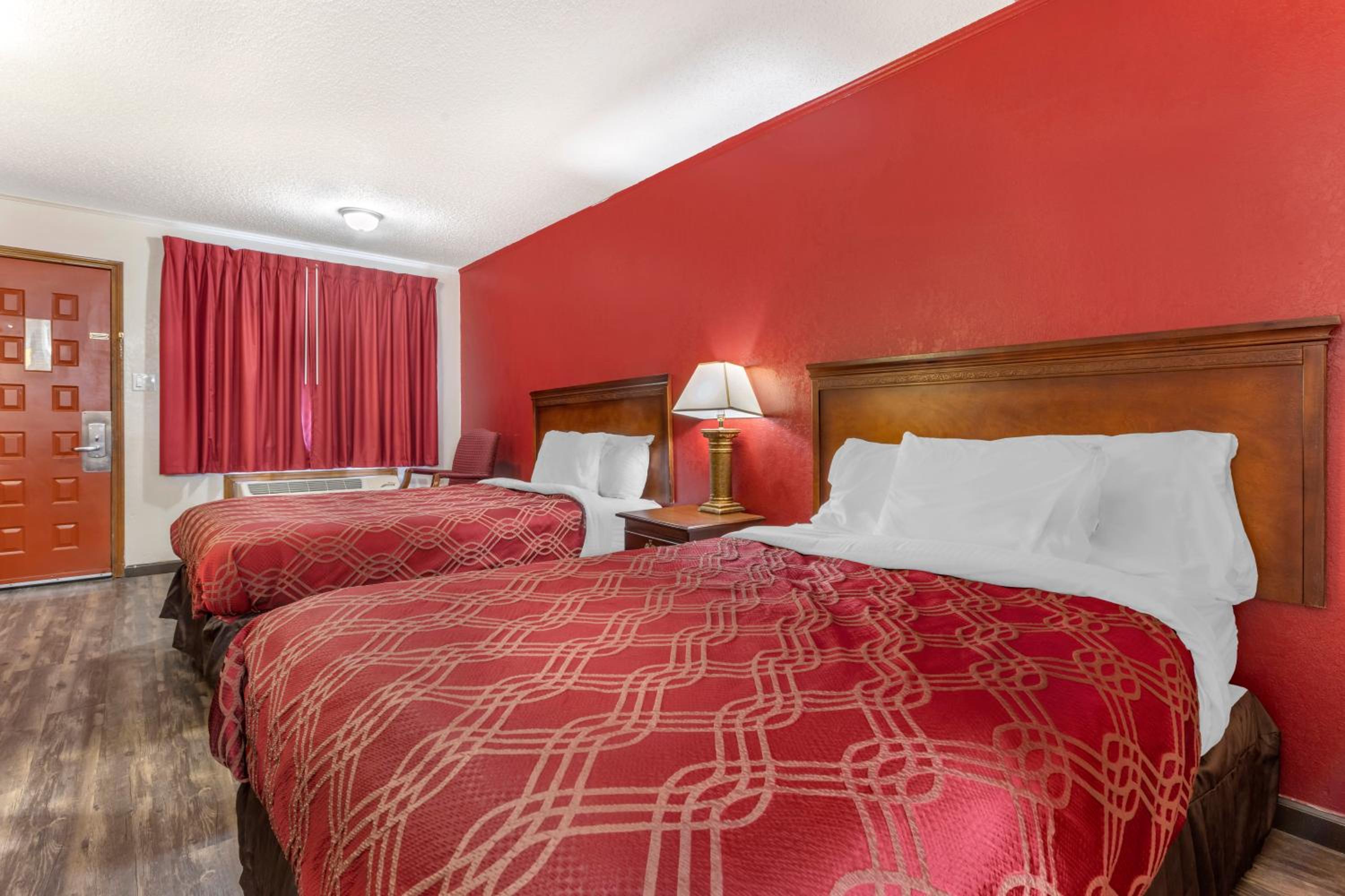Double Room with Two Double Beds - Smoking - Photo 3