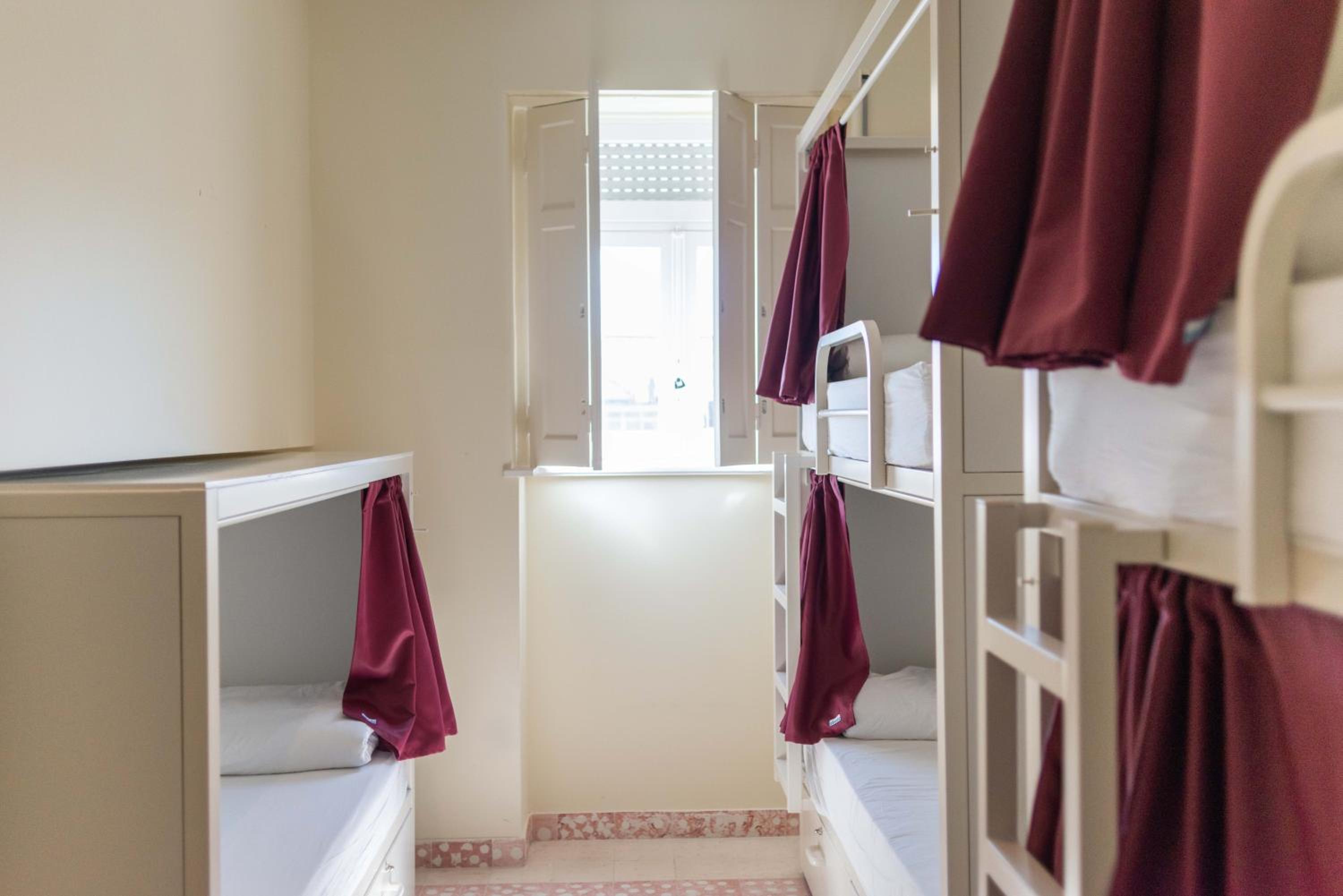 Bed in 5-Bed Mixed Dormitory Room with Shared Bathroom photo 1