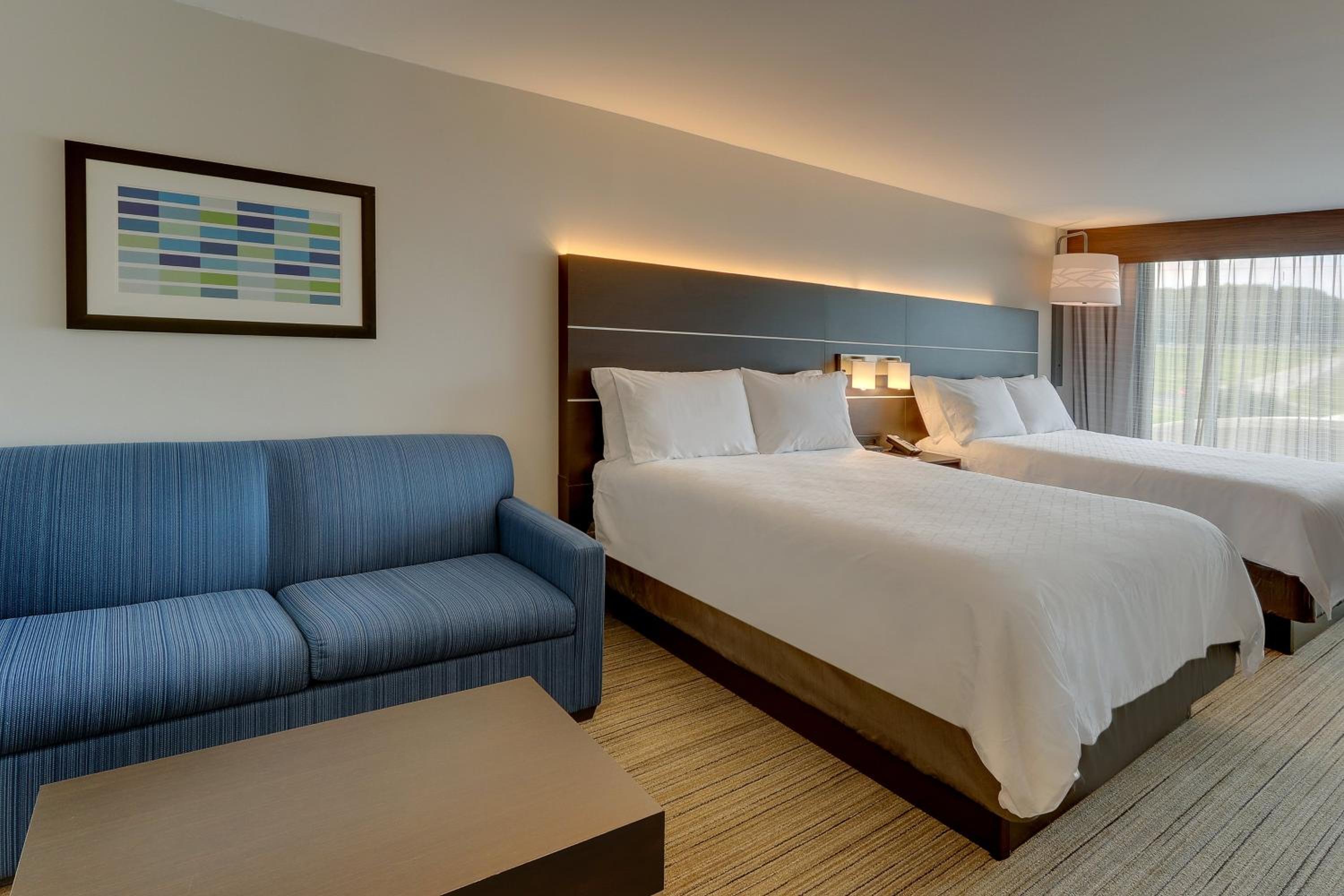 Suite with Two Queen Beds - Photo 4