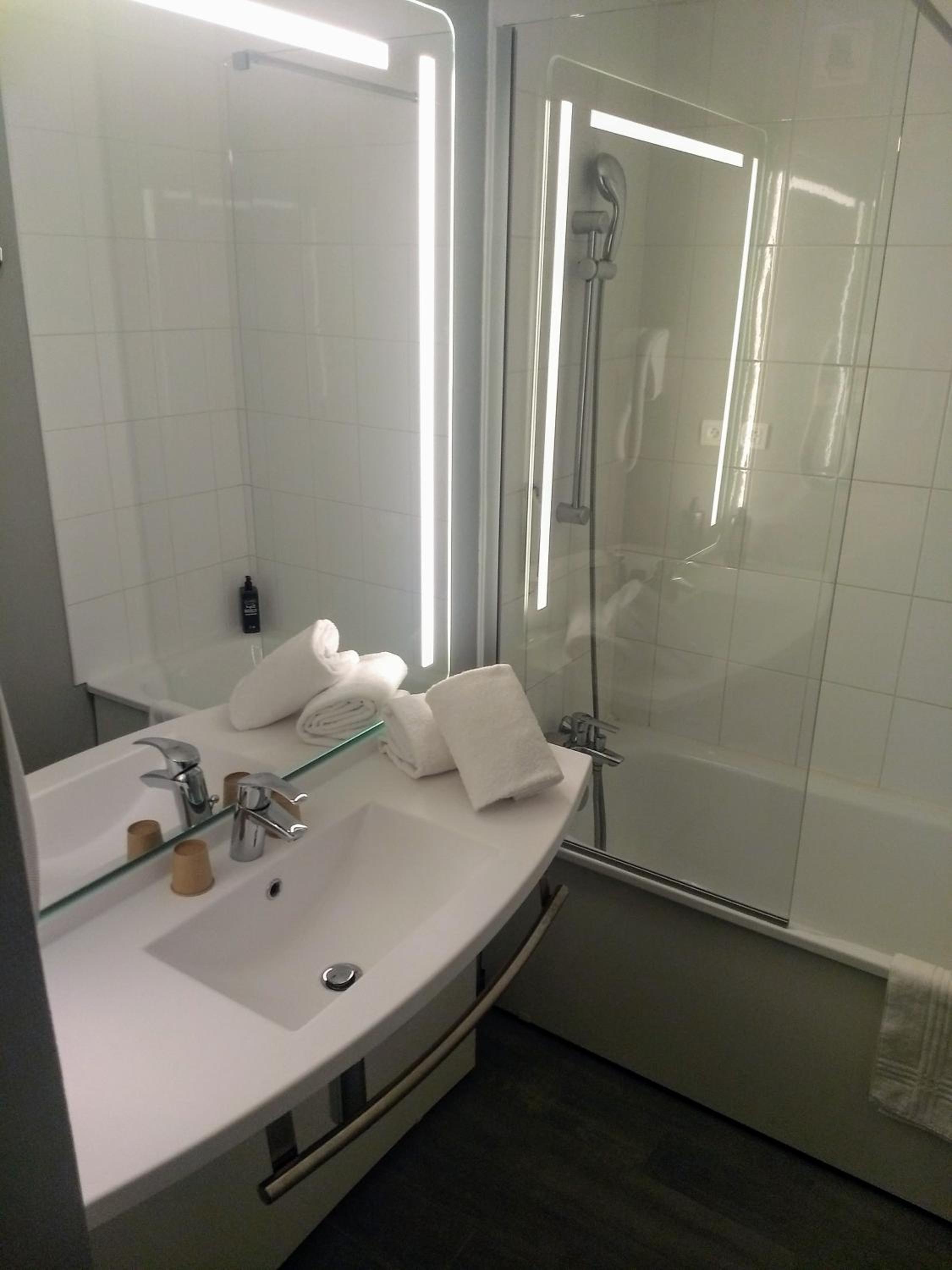 Standard Room with Double or Twin Bed - Photo 6