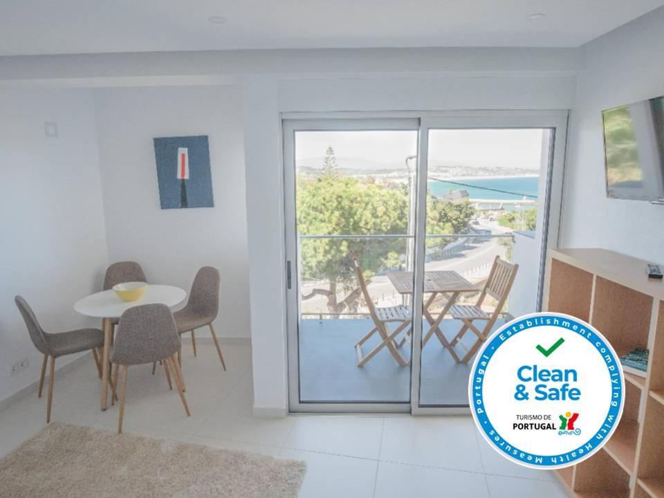 One-Bedroom Apartment with Sea View photo 2