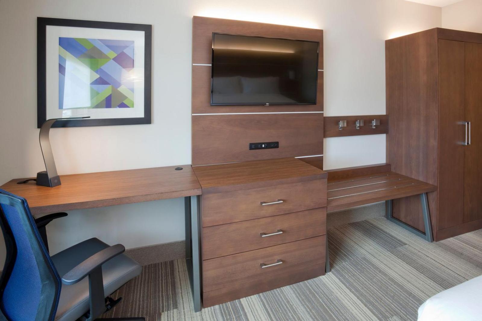 Standard King Room with Sofa Bed - Photo 1