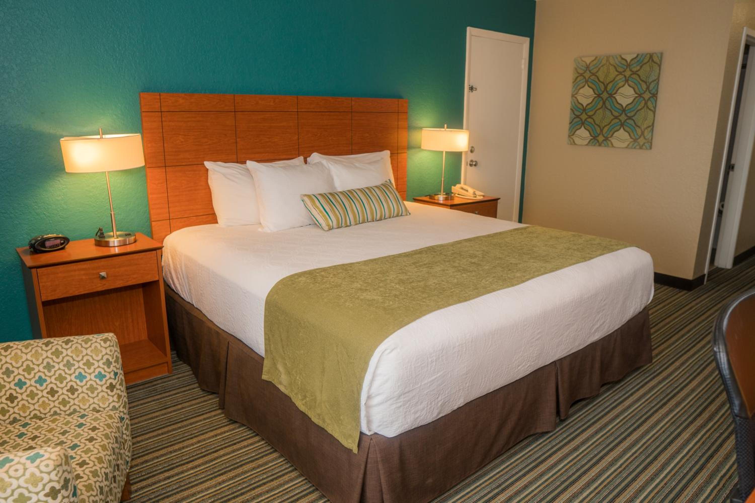 King Room with King Bed and Balcony - Non-Smoking - Photo 8