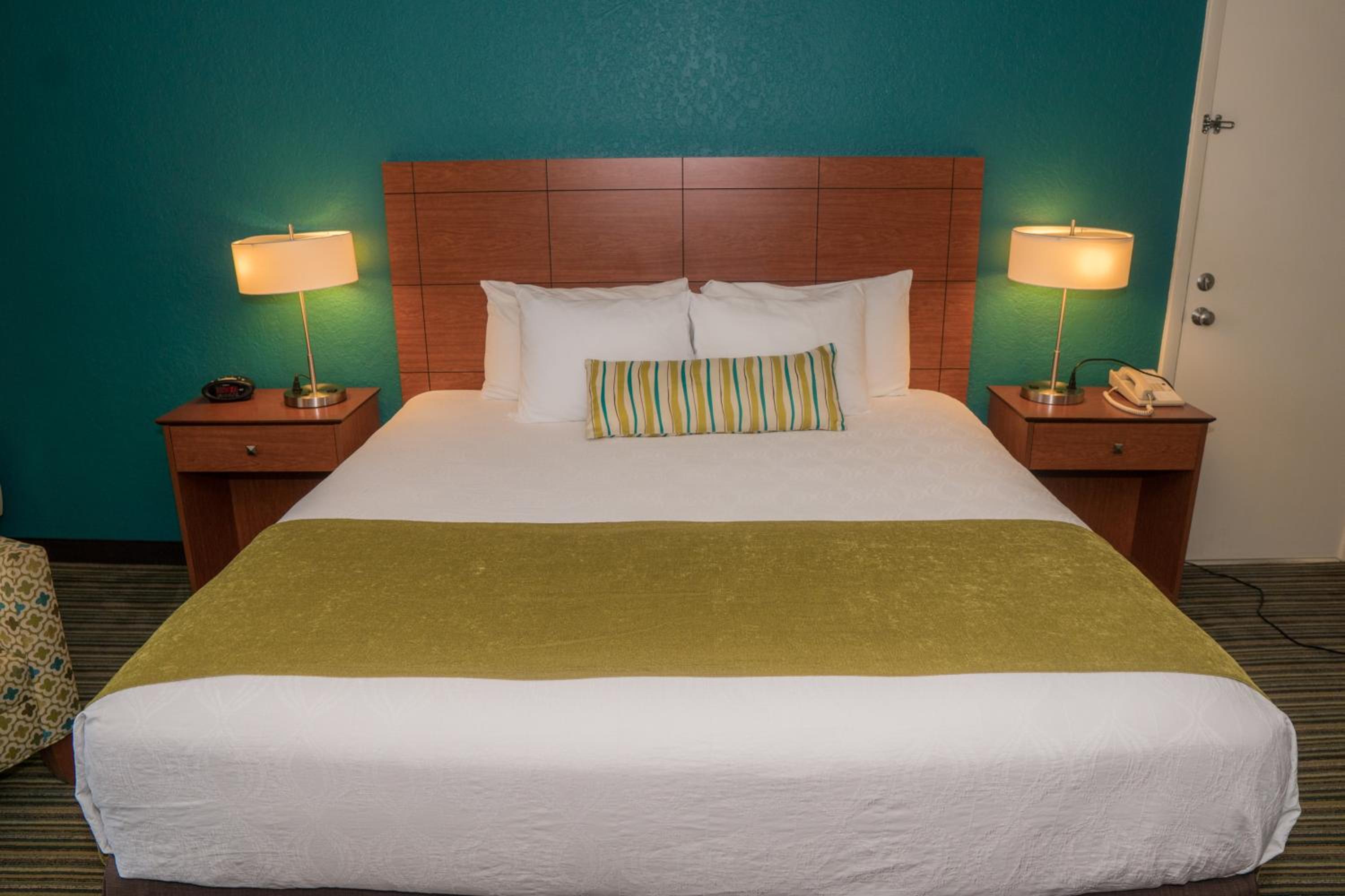 King Room with King Bed and Balcony - Non-Smoking - Photo 9