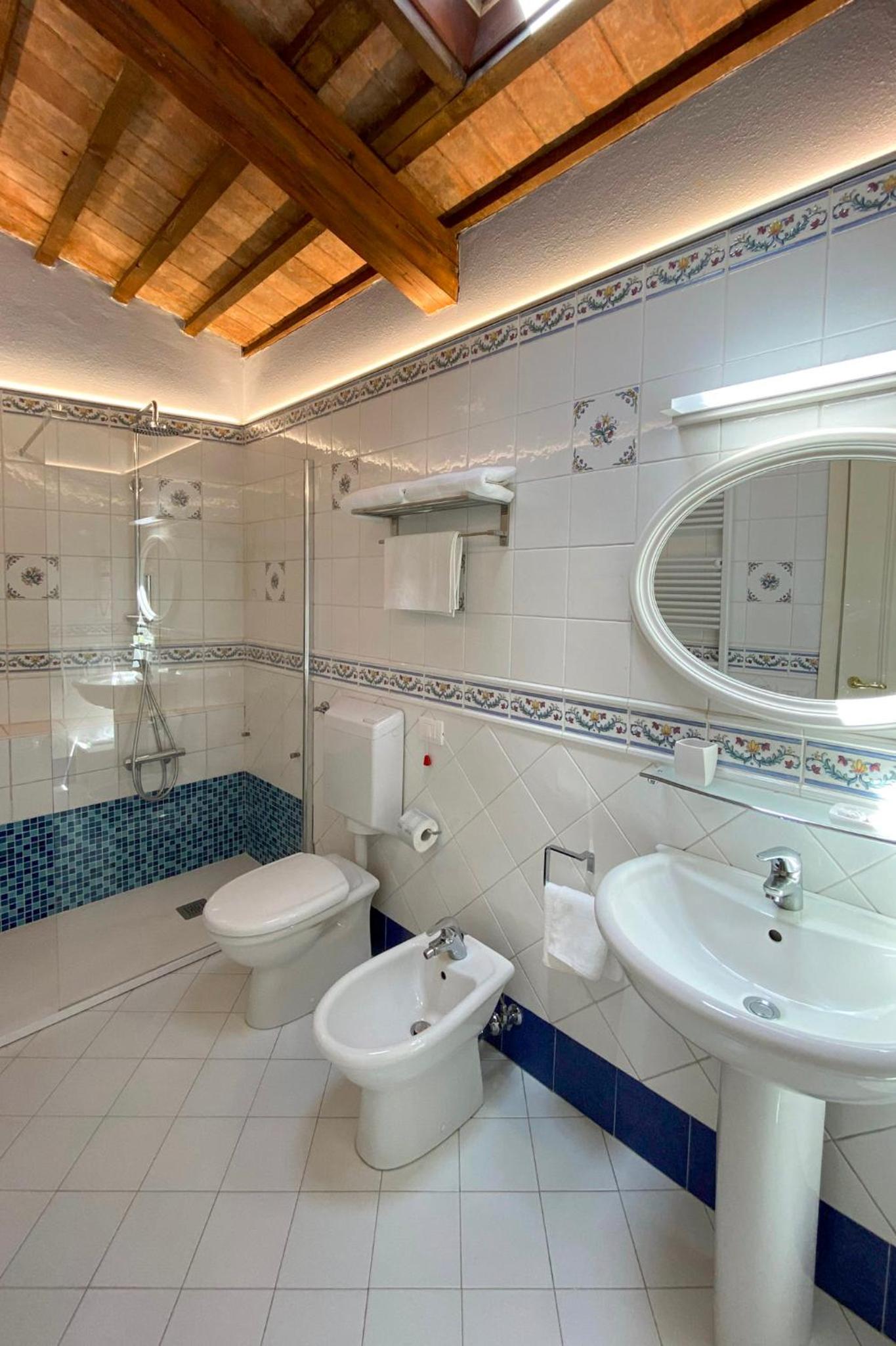 Double or Twin Room - Photo 6