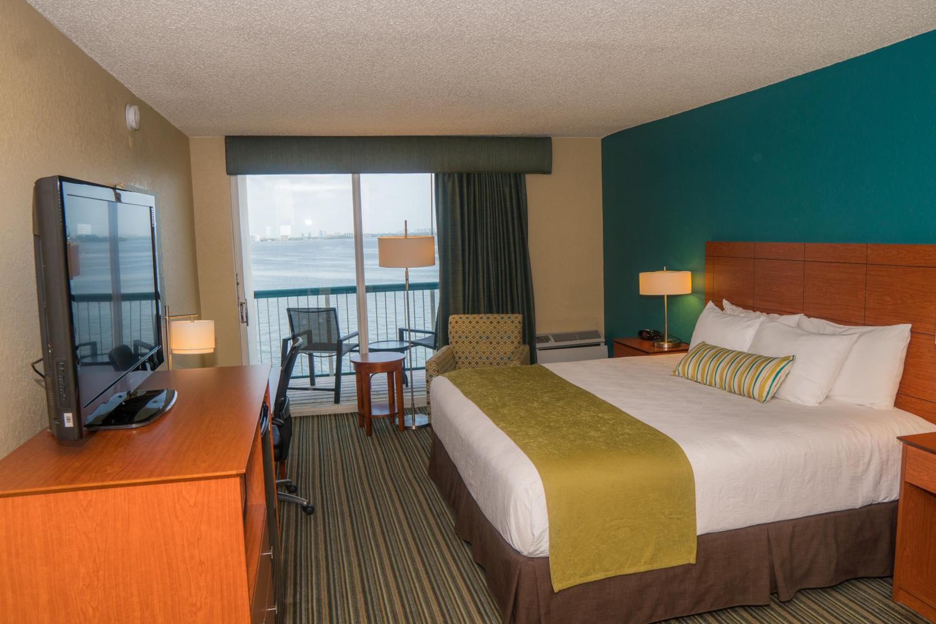 King Room with King Bed and Balcony - Bayfront/Non-Smoking - Photo 4