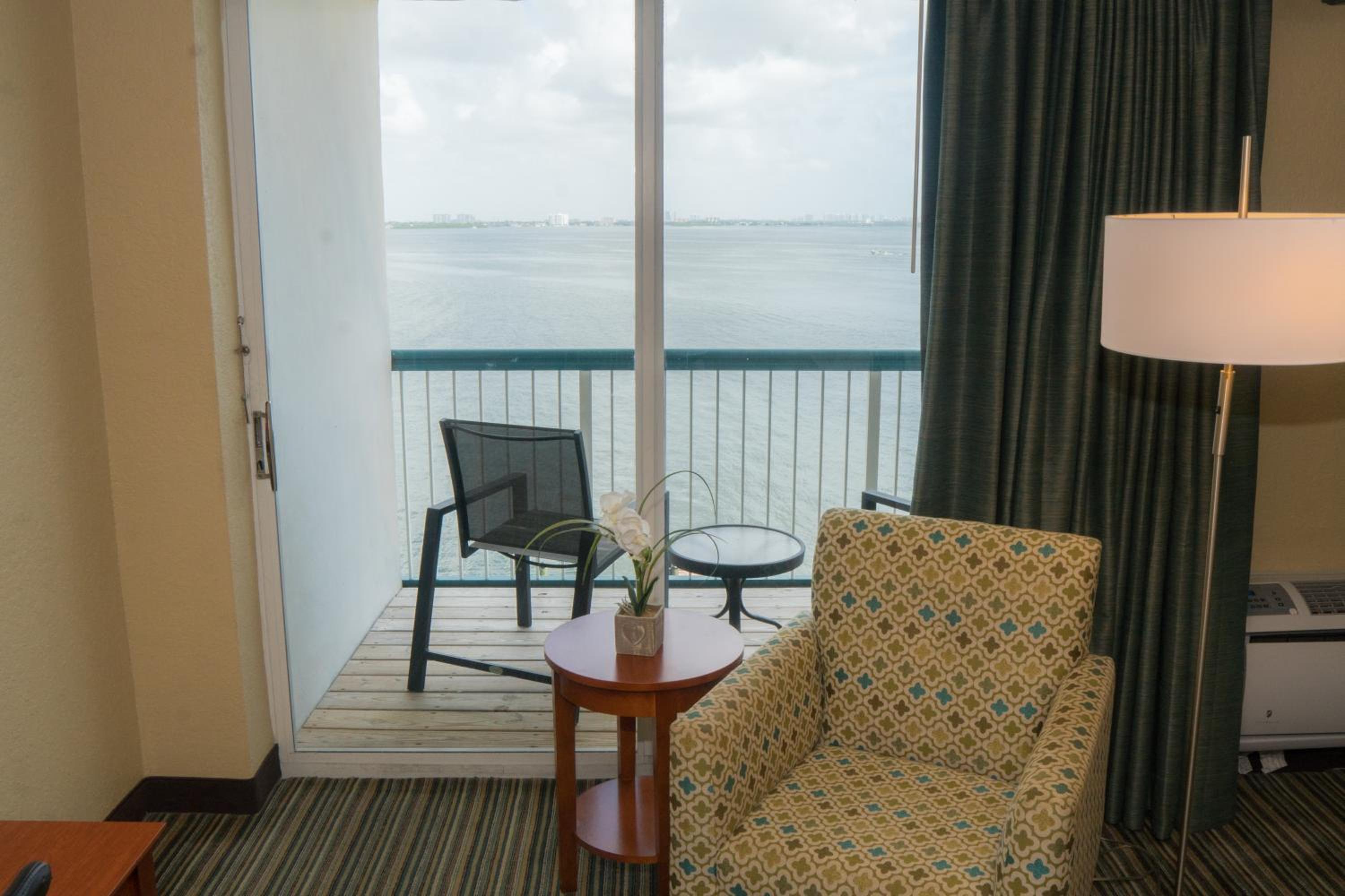 King Room with King Bed and Balcony - Bayfront/Non-Smoking - Photo 3
