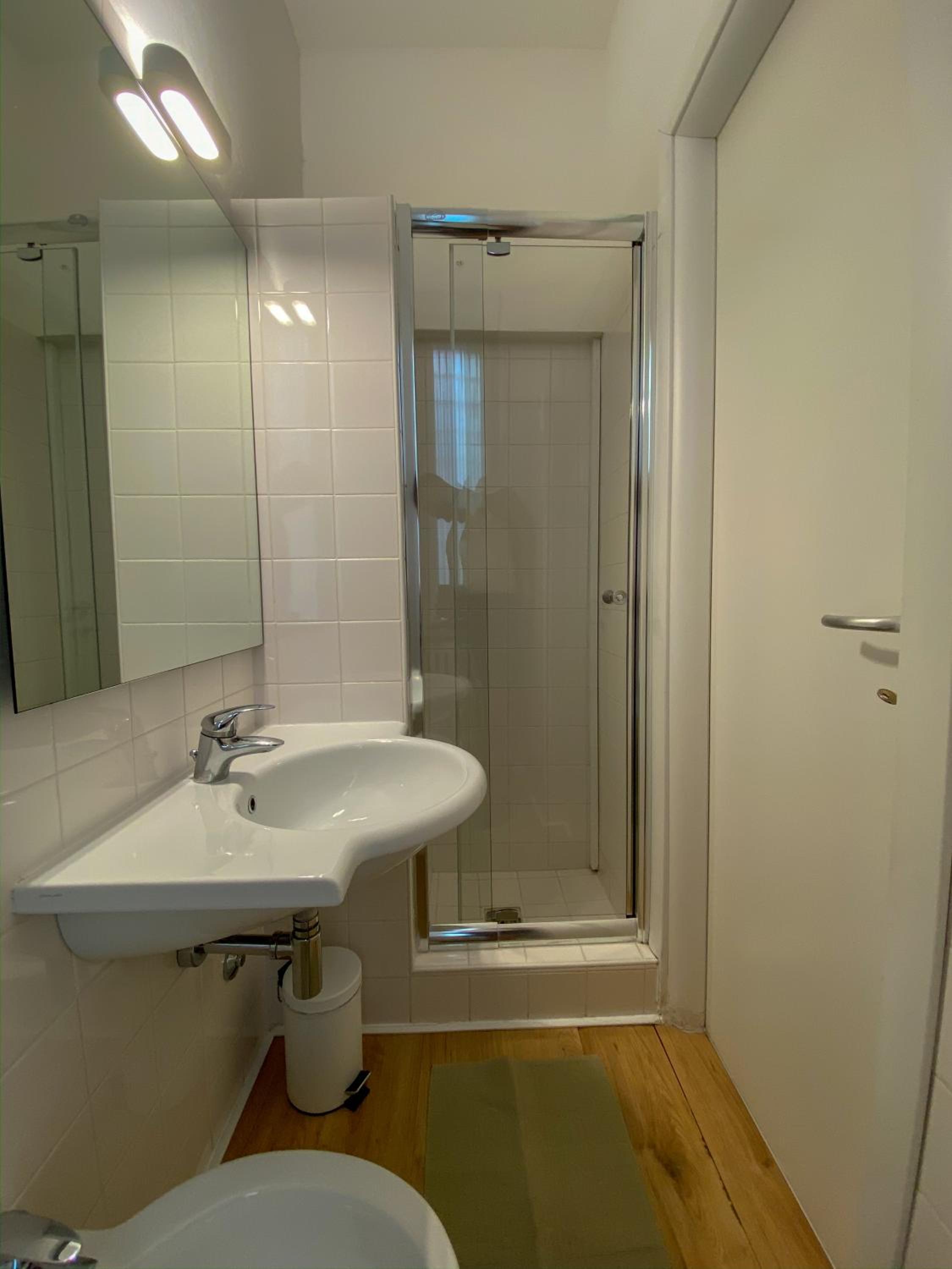 Suite - Photo 25