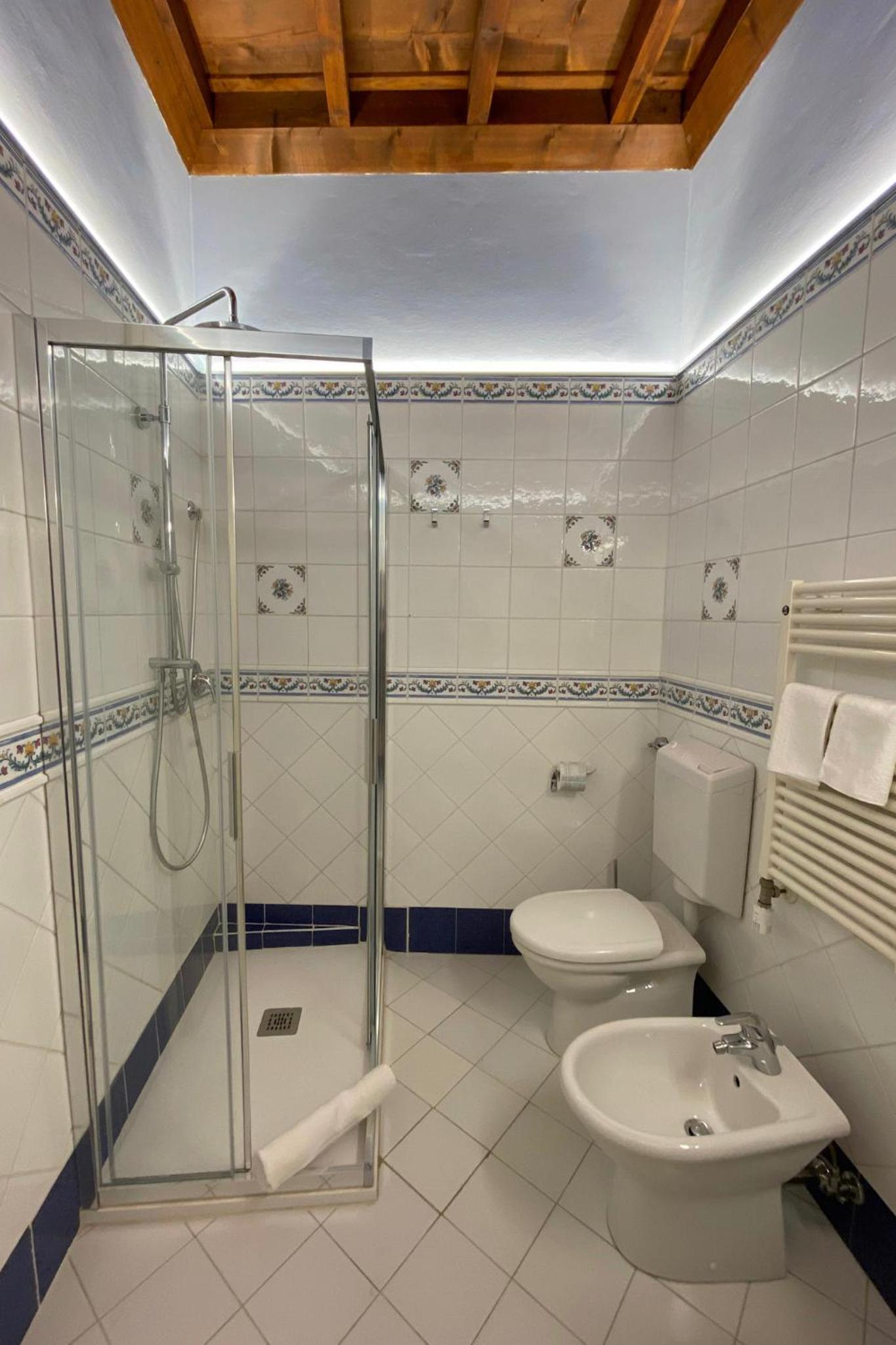Double or Twin Room - Photo 3
