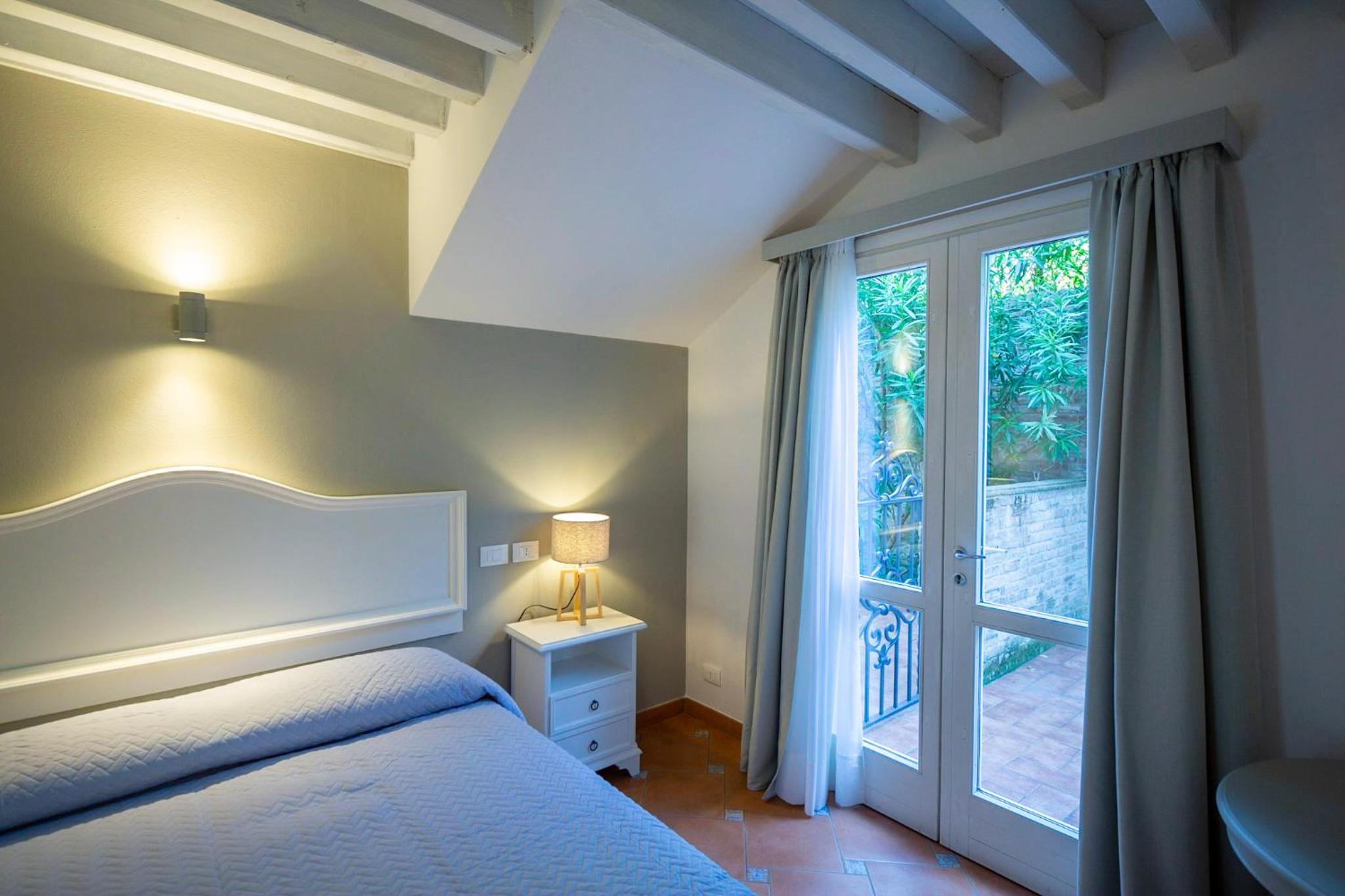 Double Room with Patio - Photo 3