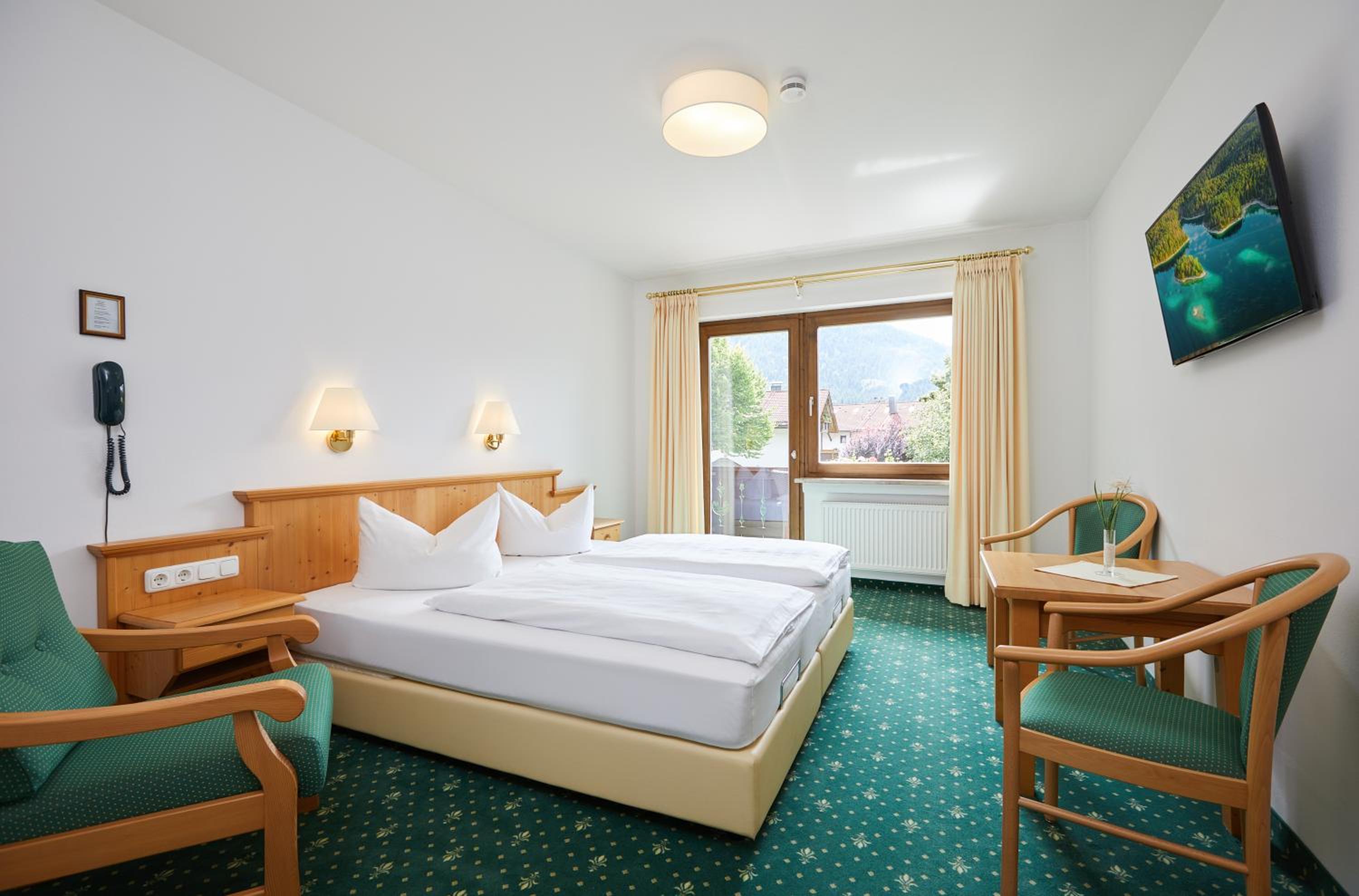 Double Room with Balcony and Mountain View photo 2