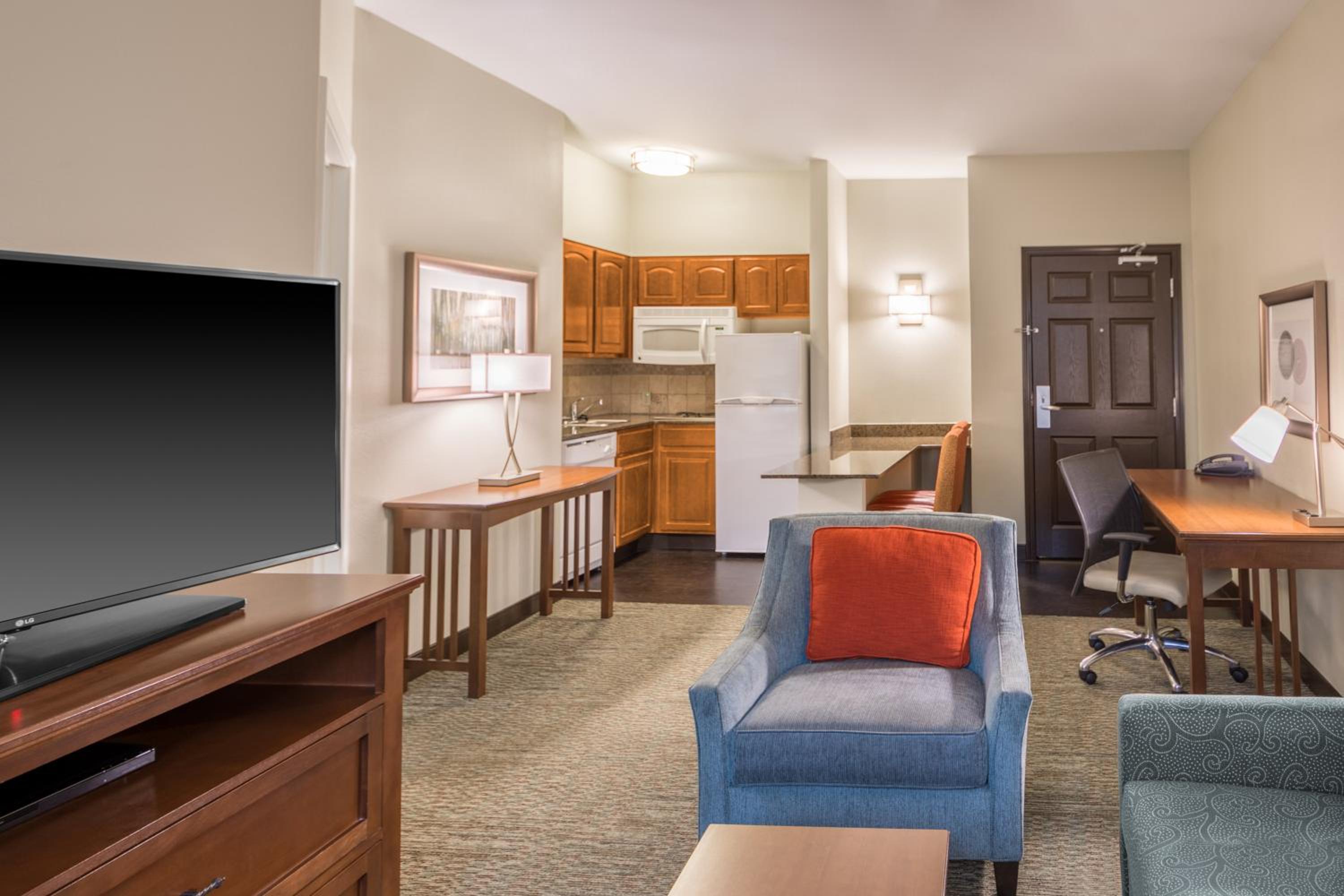 One-Bedroom Queen Suite -Non-Smoking - Photo 2