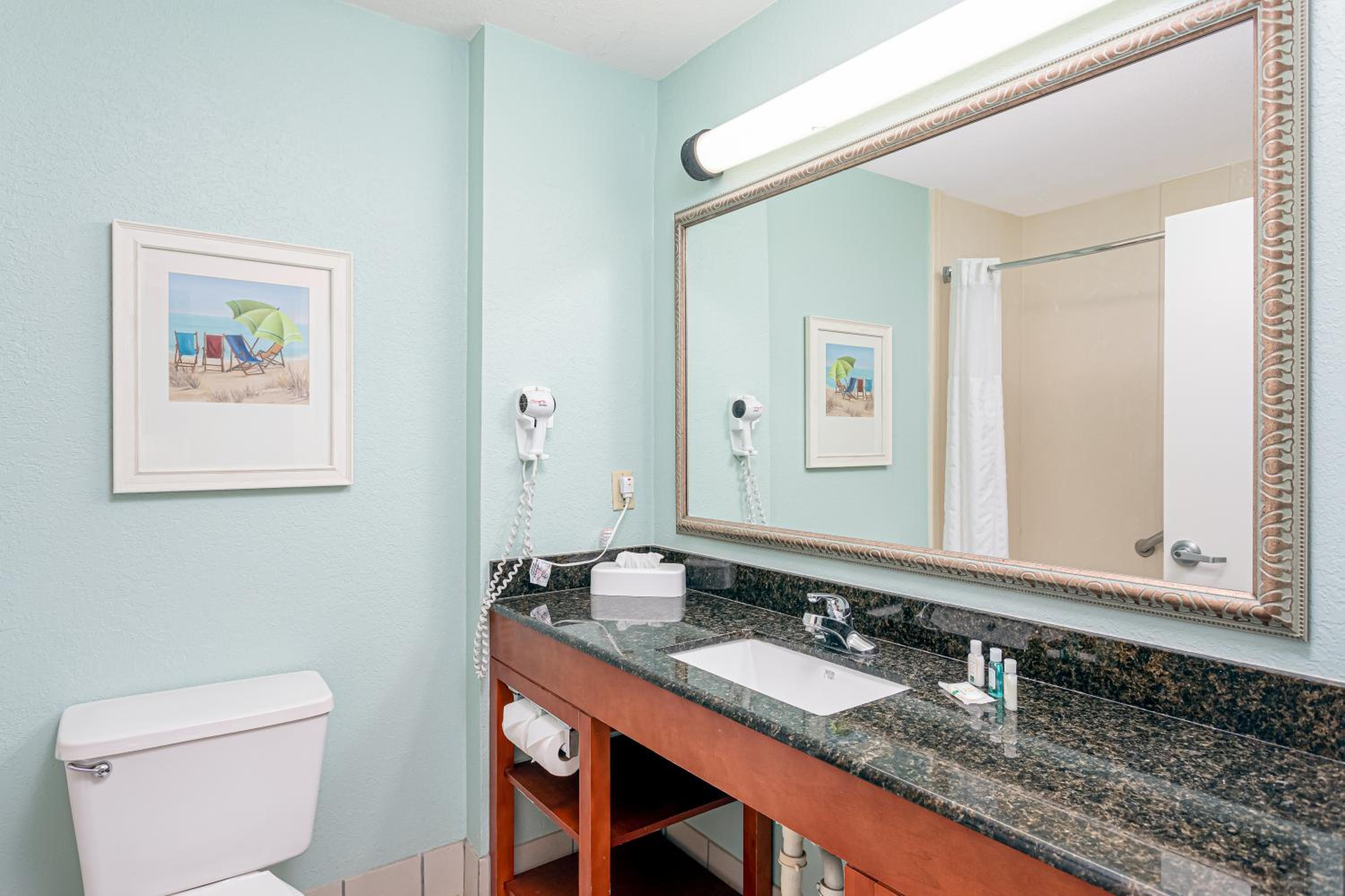 Queen Suite with Pool View - Photo 3