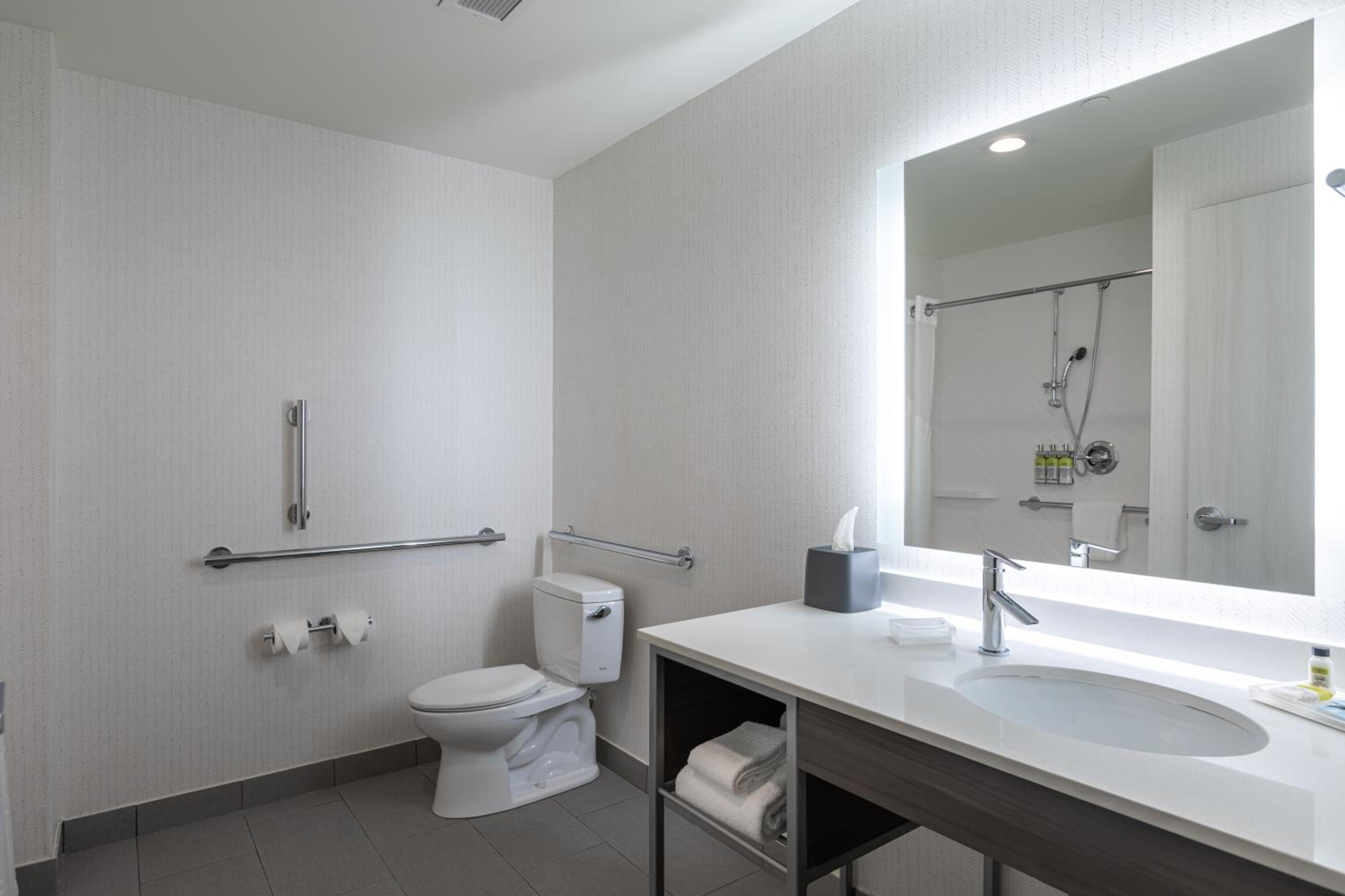 King Room with Mobility Accessible Shower - Non-Smoking - Photo 5