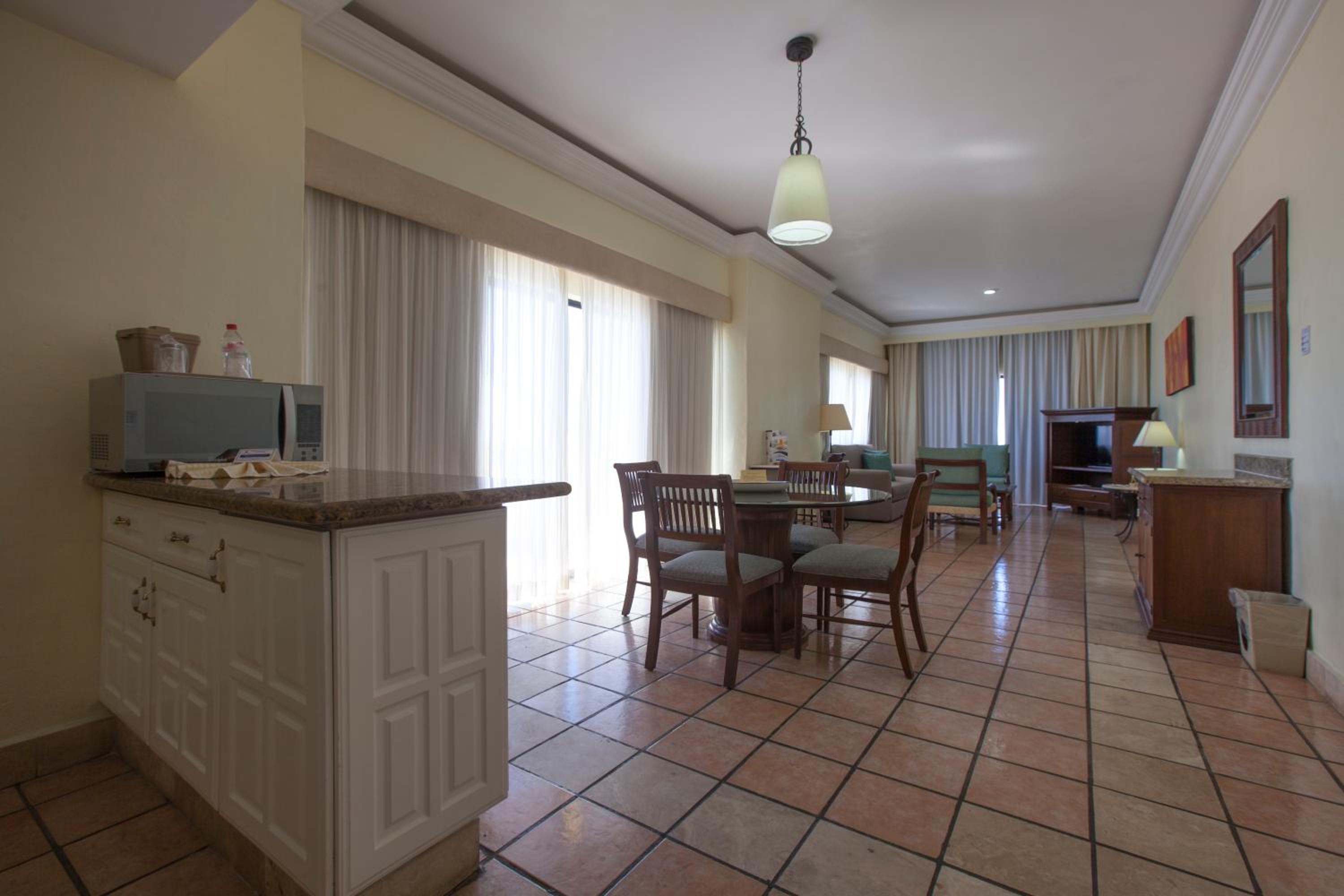 One Bedroom Deluxe Suite Beach Front thumbnail 6