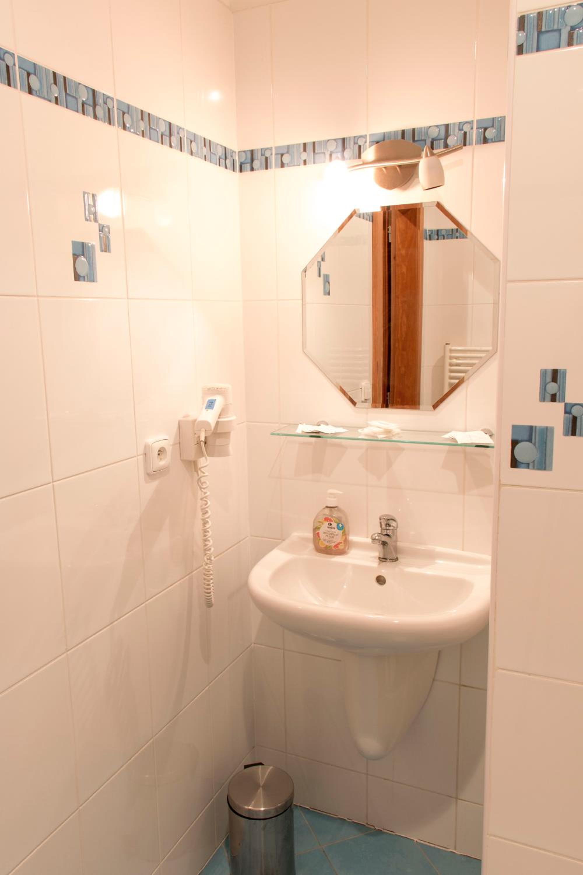Twin Room with Shower photo 2