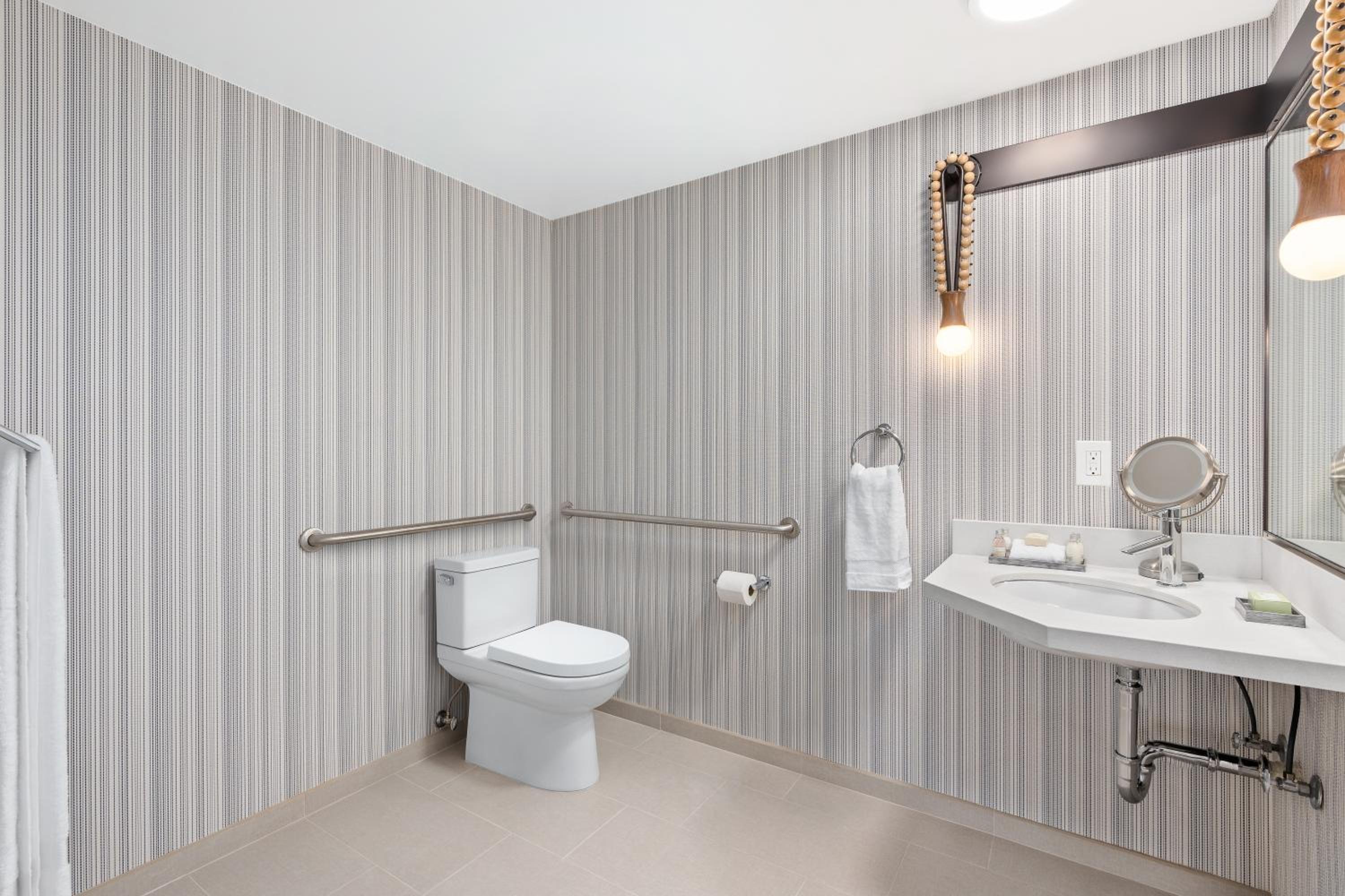 King Room with Roll-In Shower - Disability Access photo 3
