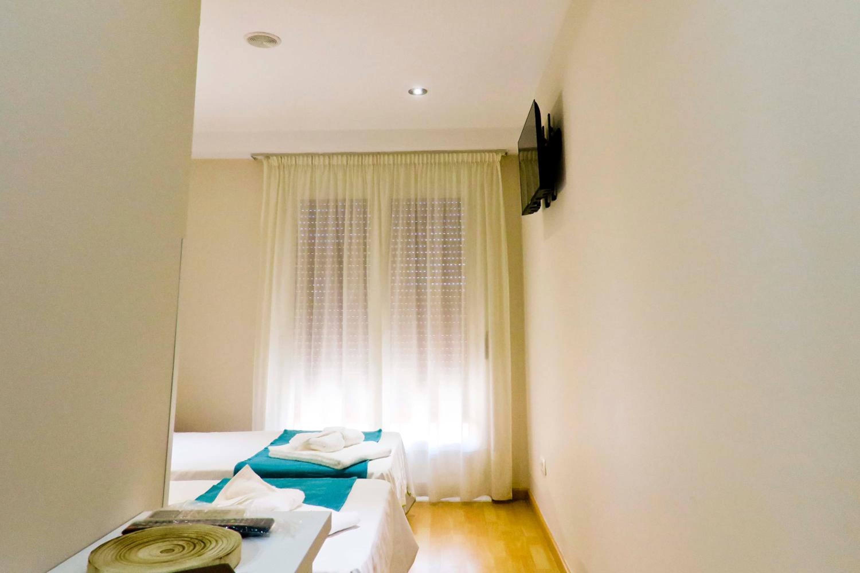 Standard Twin Room - Photo 4