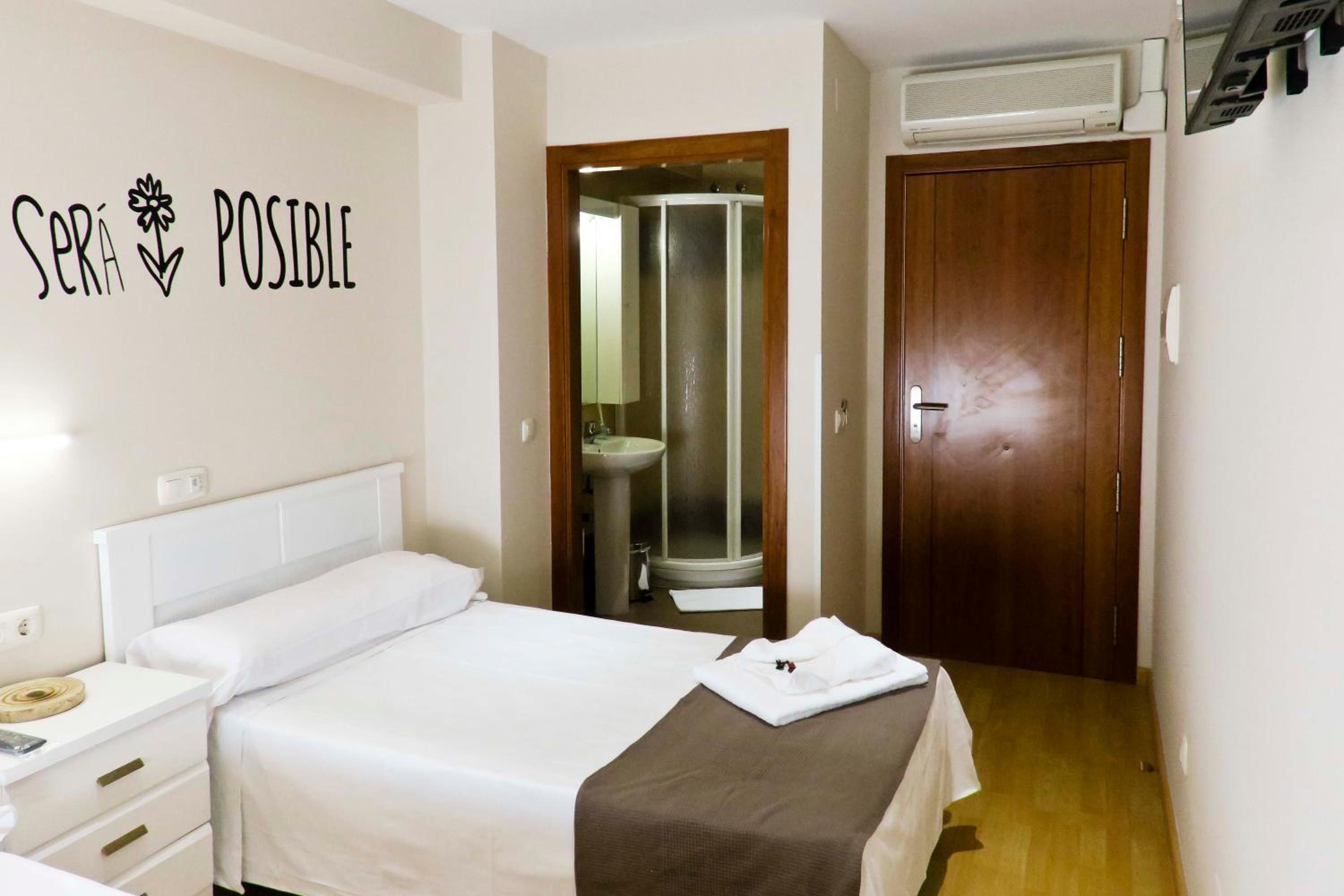 Large Twin Room - Photo 8
