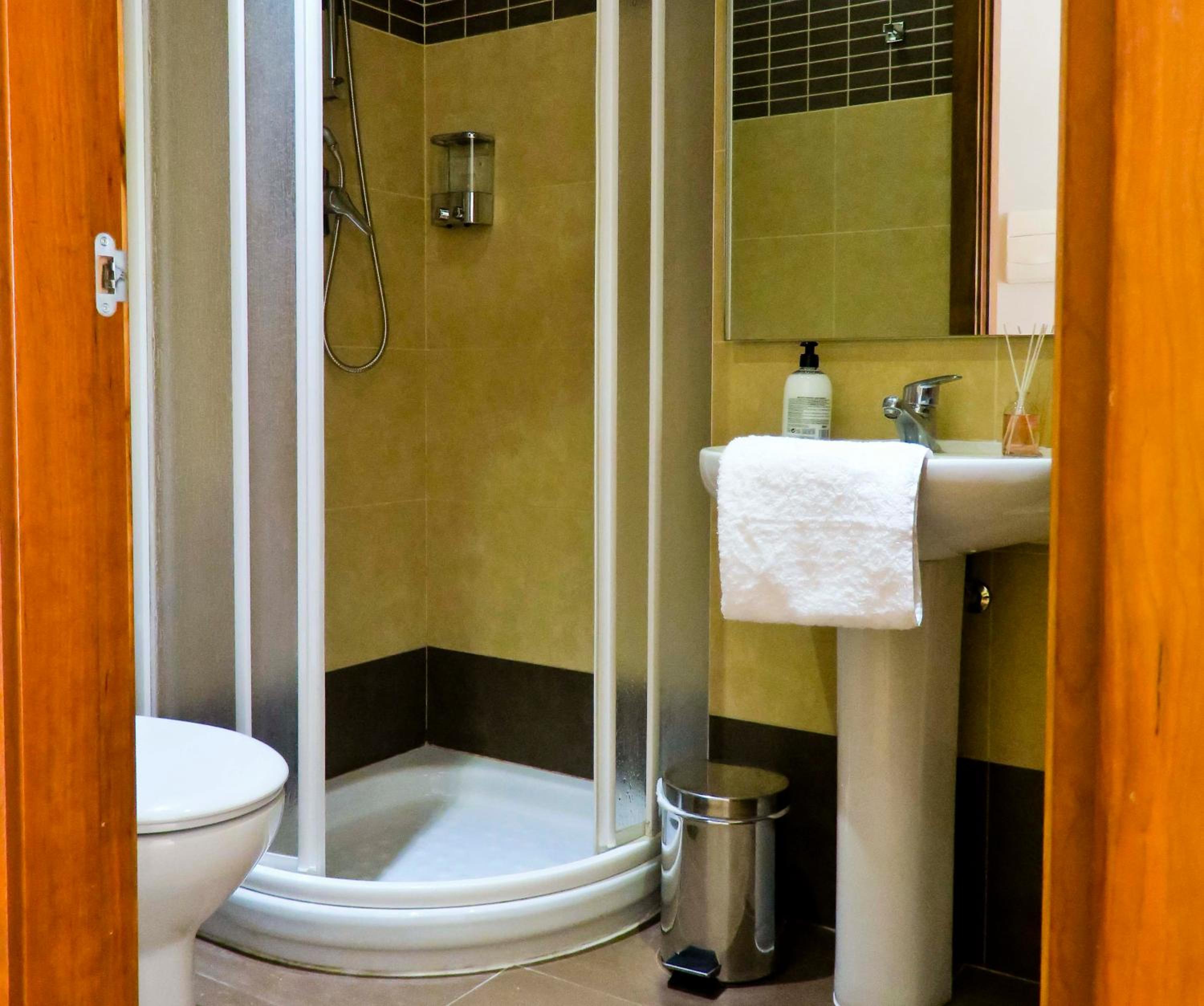 Deluxe Queen Room - Photo 10