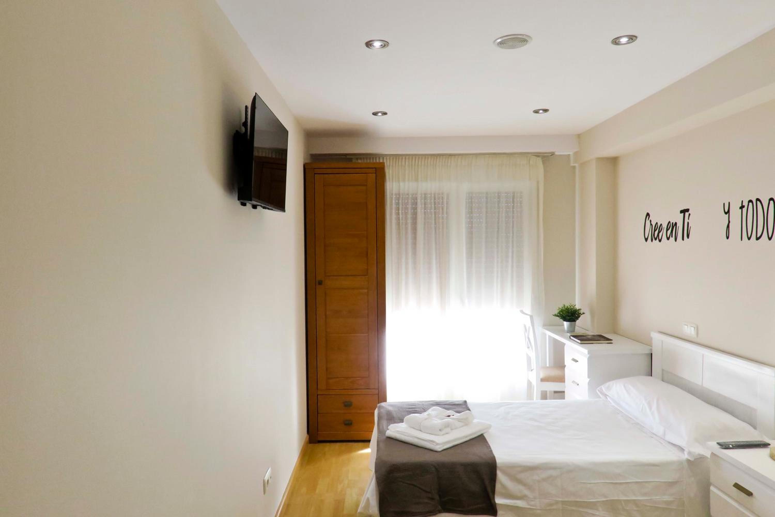 Large Twin Room - Photo 4