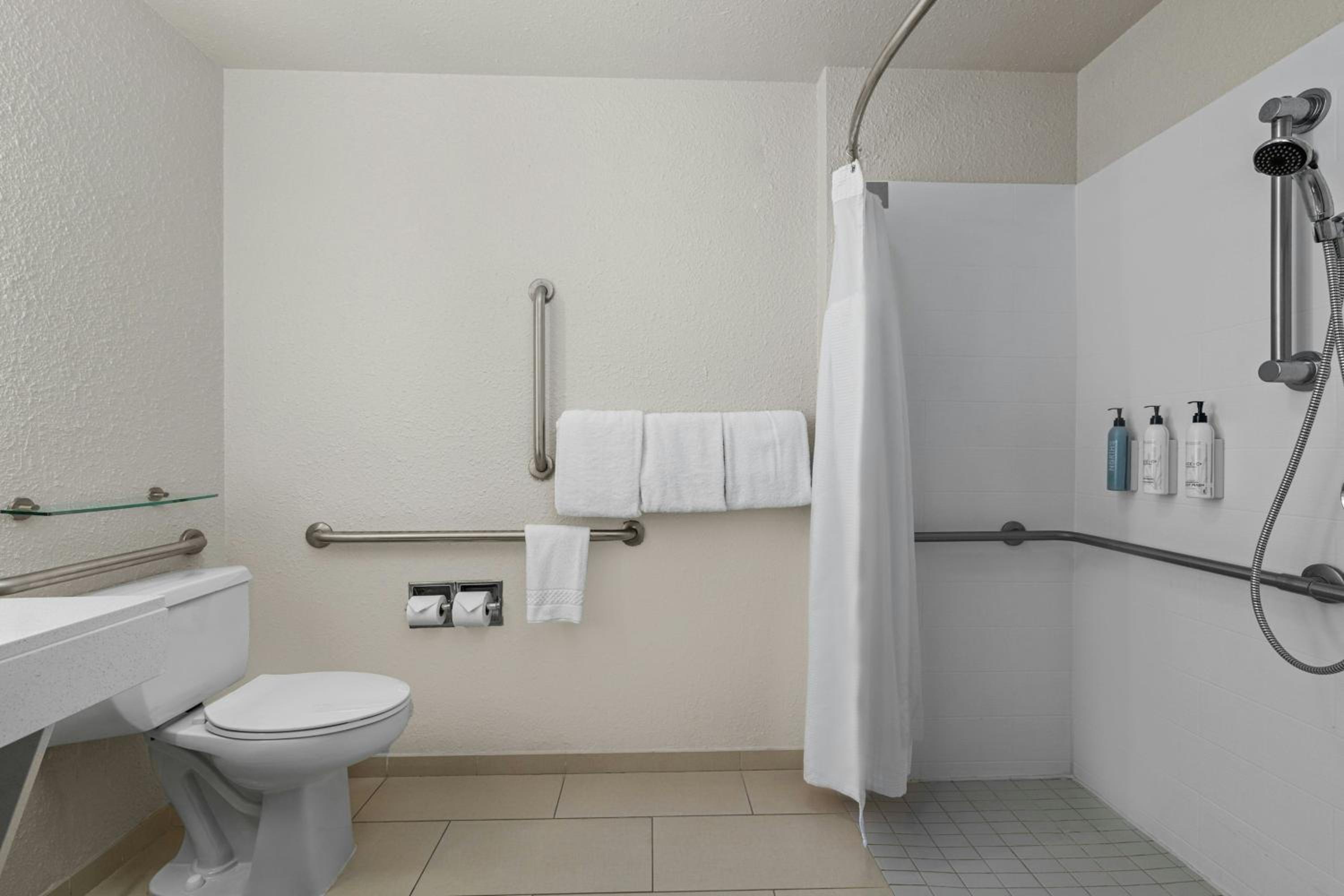 Double Suite with Two Double Beds, Roll-In Shower and Trundle Sofa - Mobility Access/Hearing Accessible