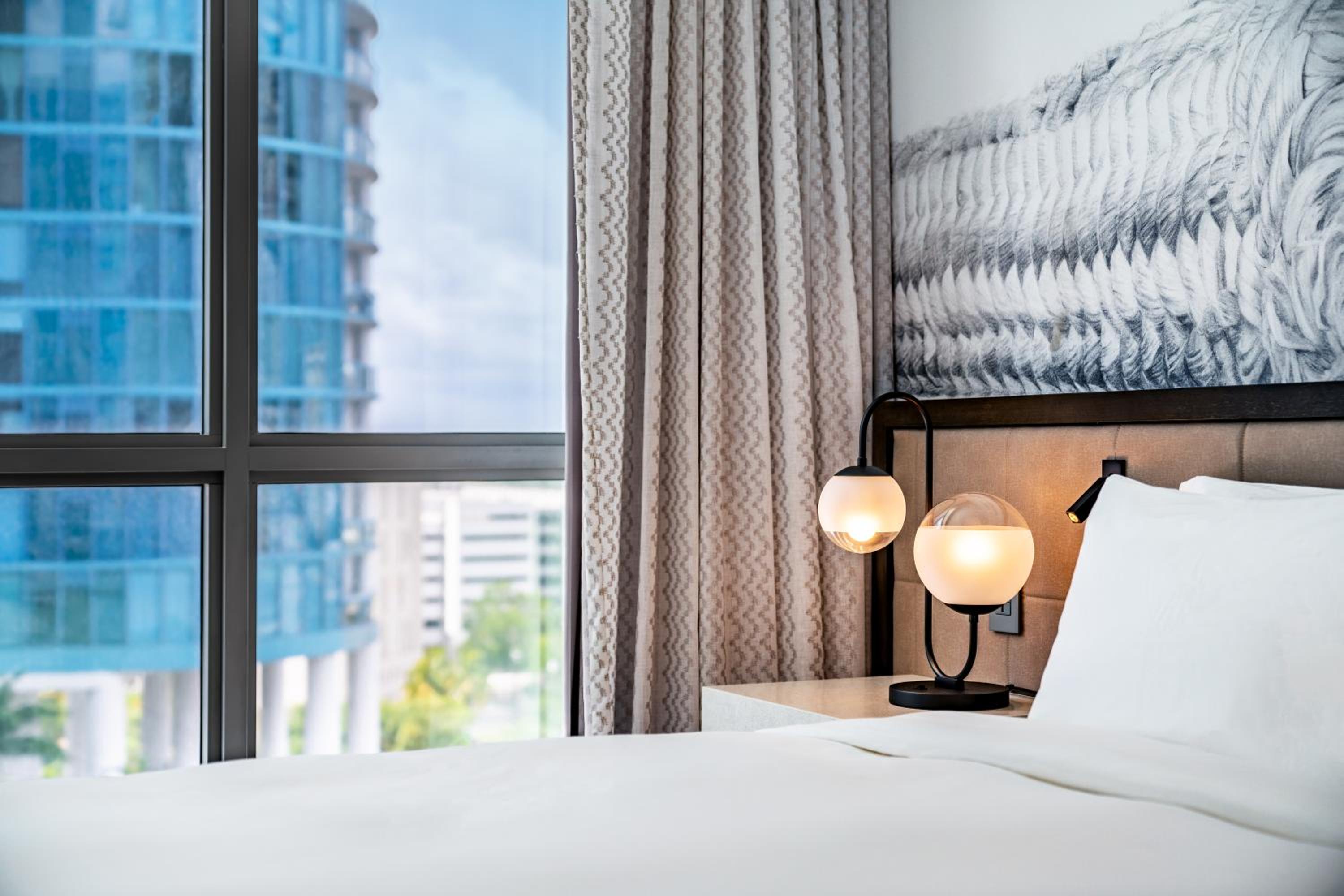 King Room with Skyline View  - Photo 2