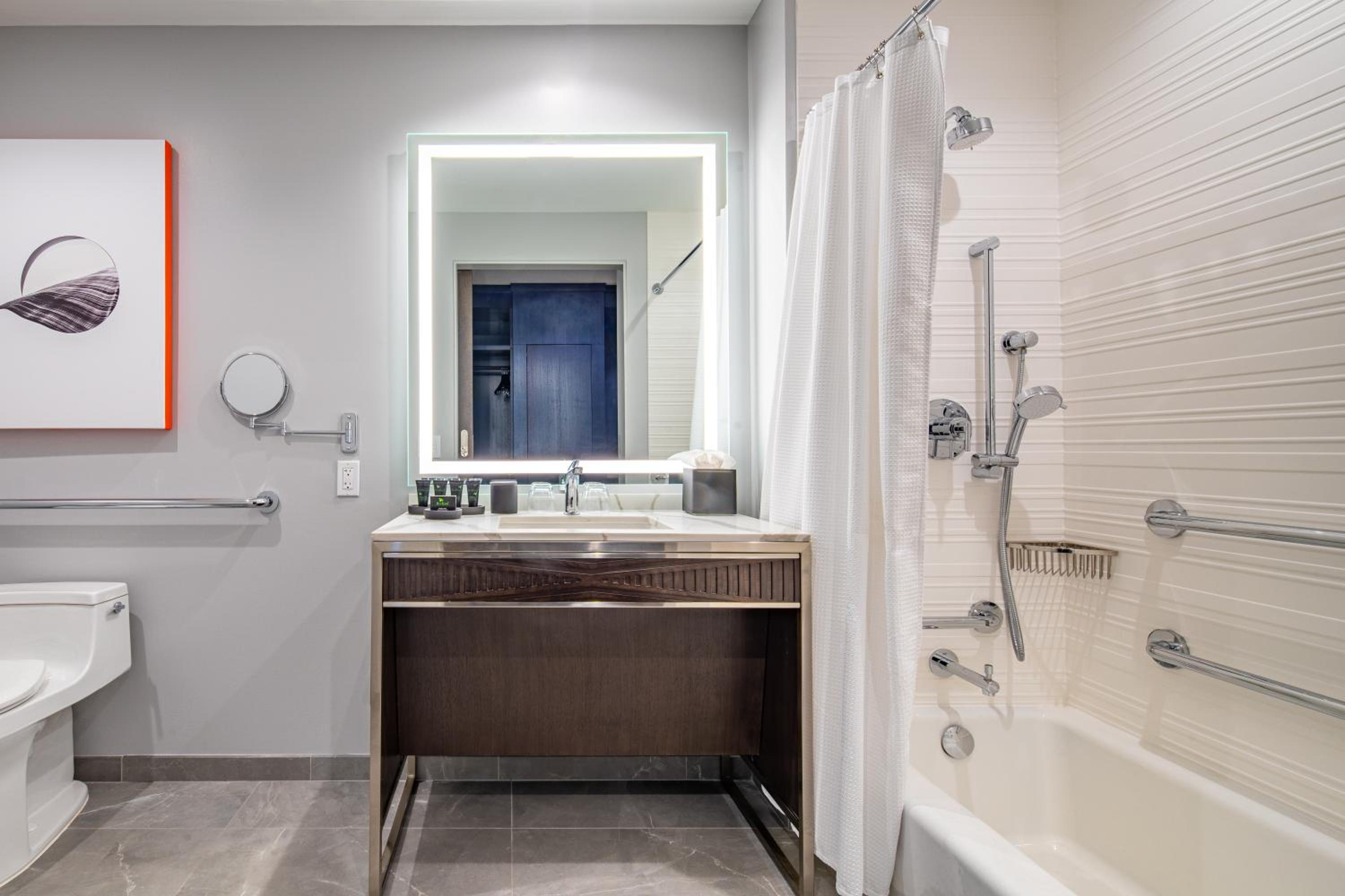 King Room with Balcony and Accessible Tub - Photo 2