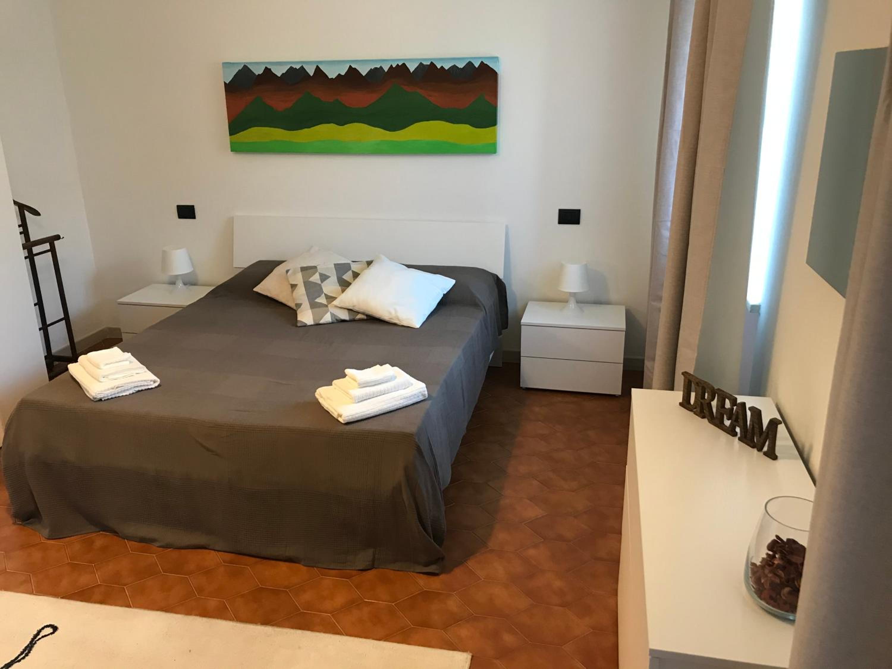 One-Bedroom Apartment photo 1