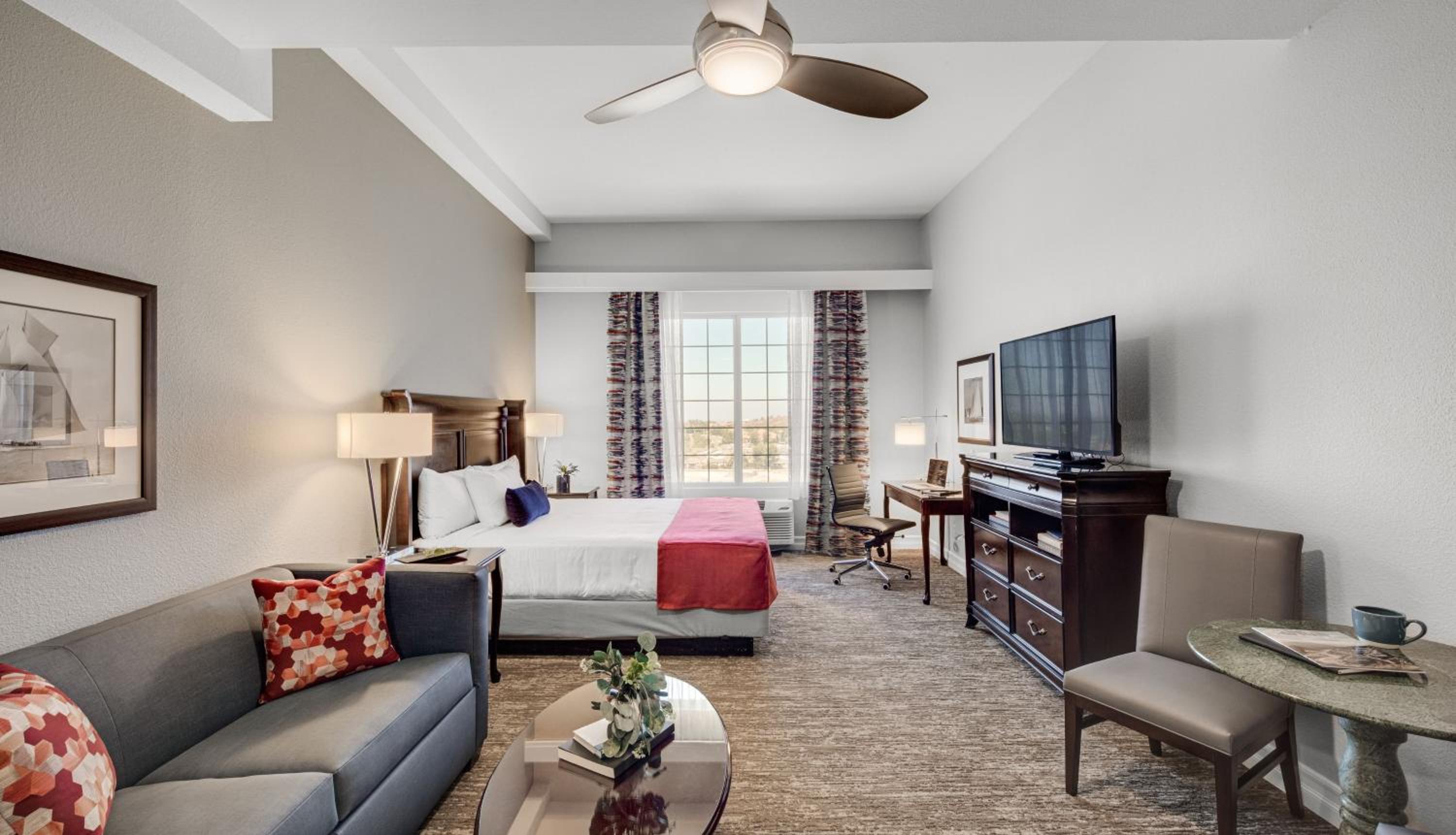 Deluxe King Room - Photo 2