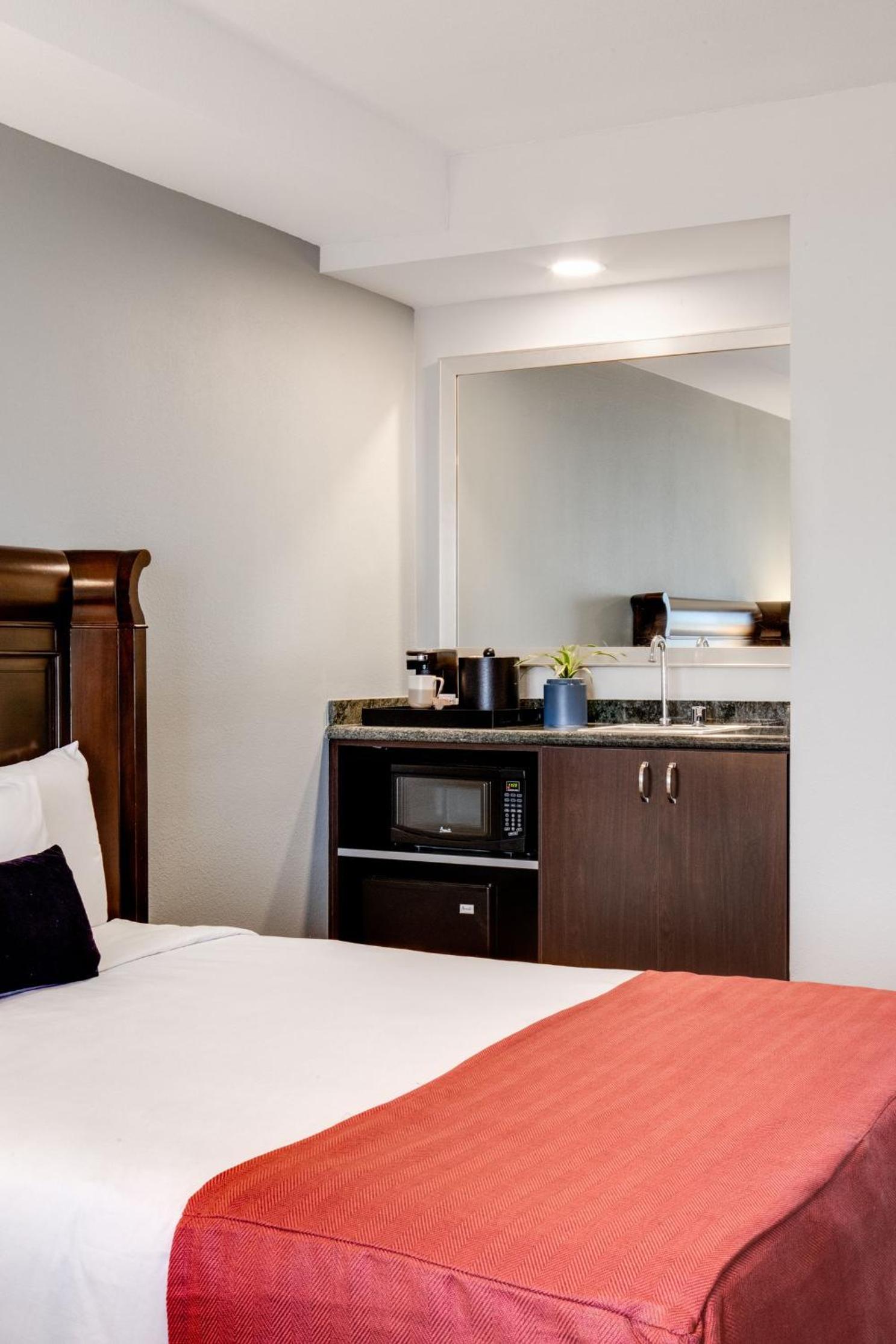 Deluxe Queen Room with Two Queen Beds - Photo 4