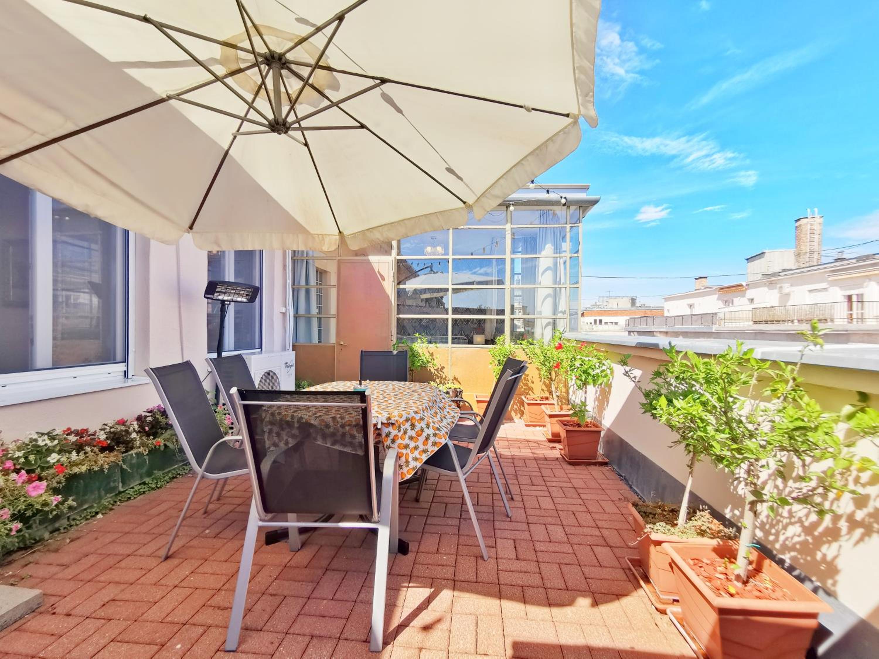 Apartment with Terrace - Photo 17