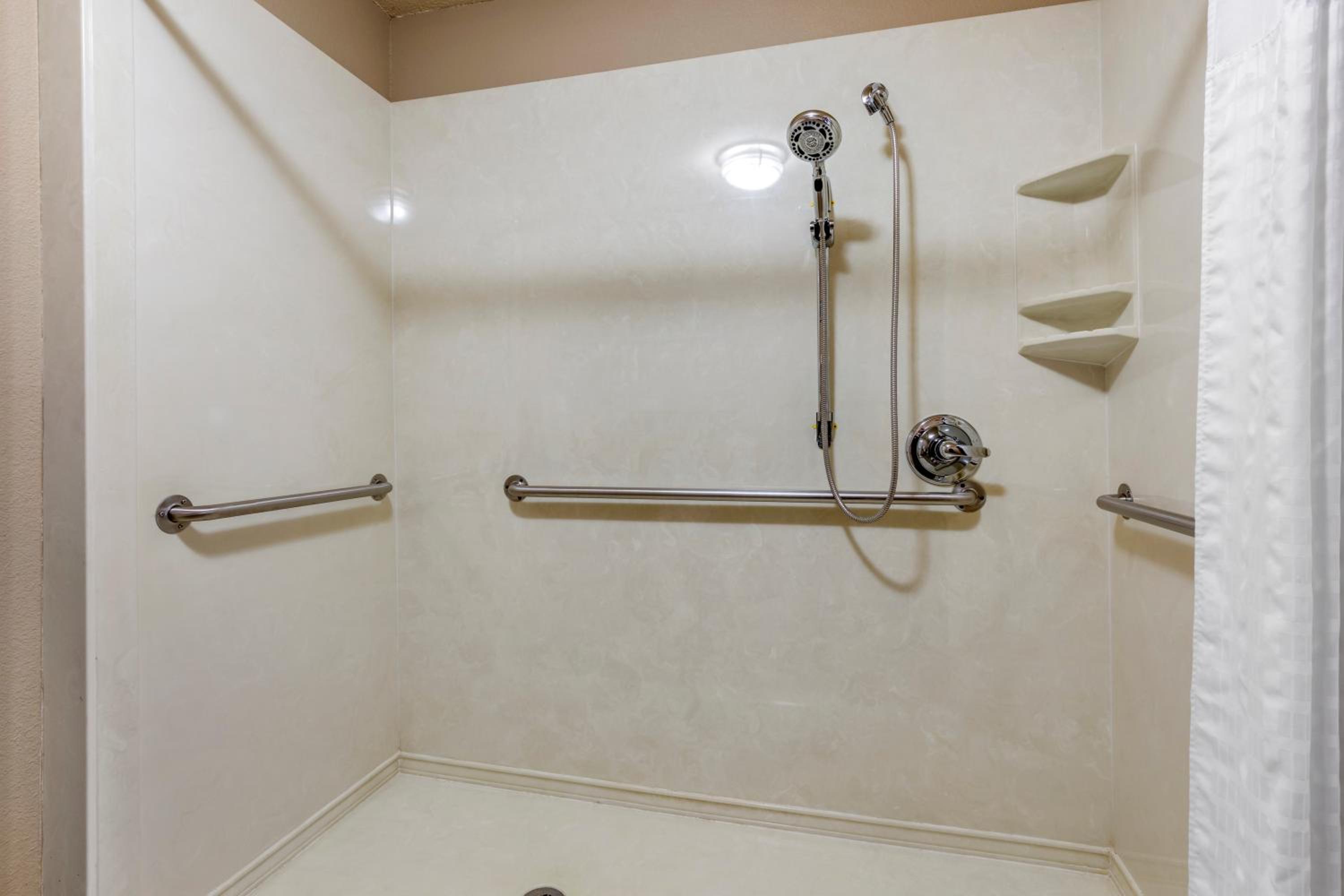 King Suite - Accessible/Non-Smoking - Photo 3