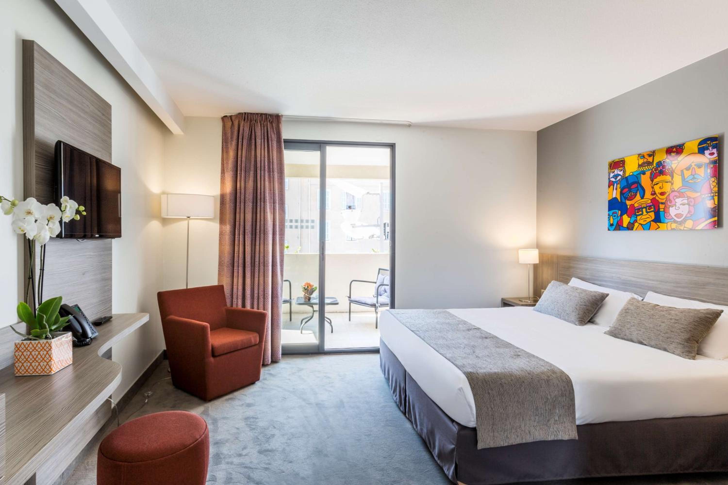 Junior King Suite with Living Room - Non-Smoking - Photo 2